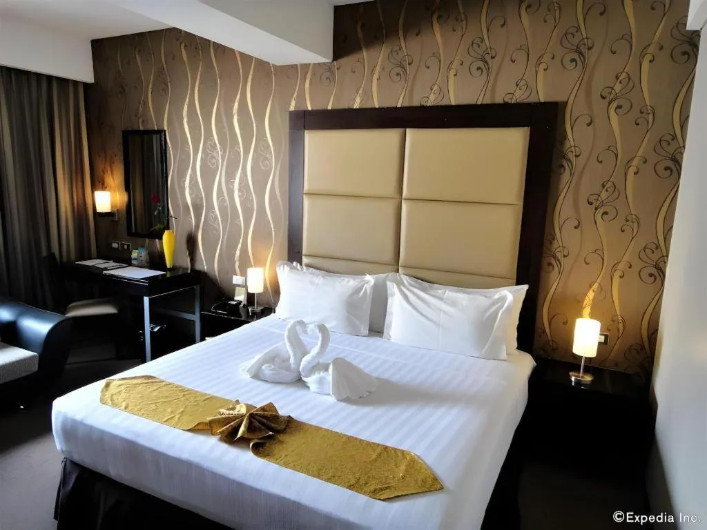 Bed in Mallberry Suites Business Hotel