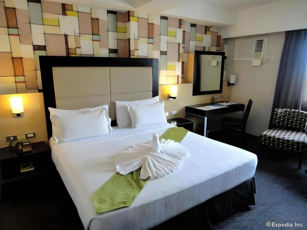 Bed in Mallberry Suites Business Hotel