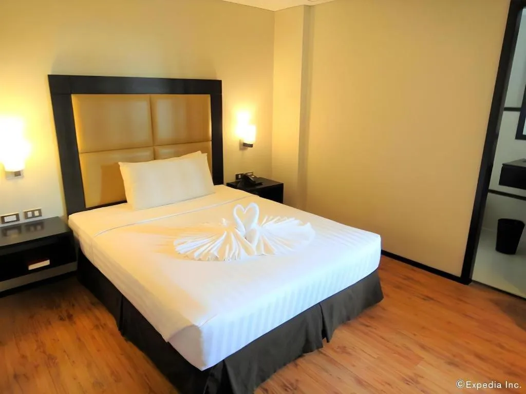 Bed in Mallberry Suites Business Hotel