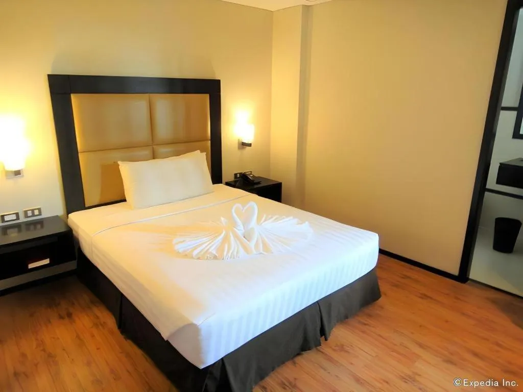 Bed in Mallberry Suites Business Hotel