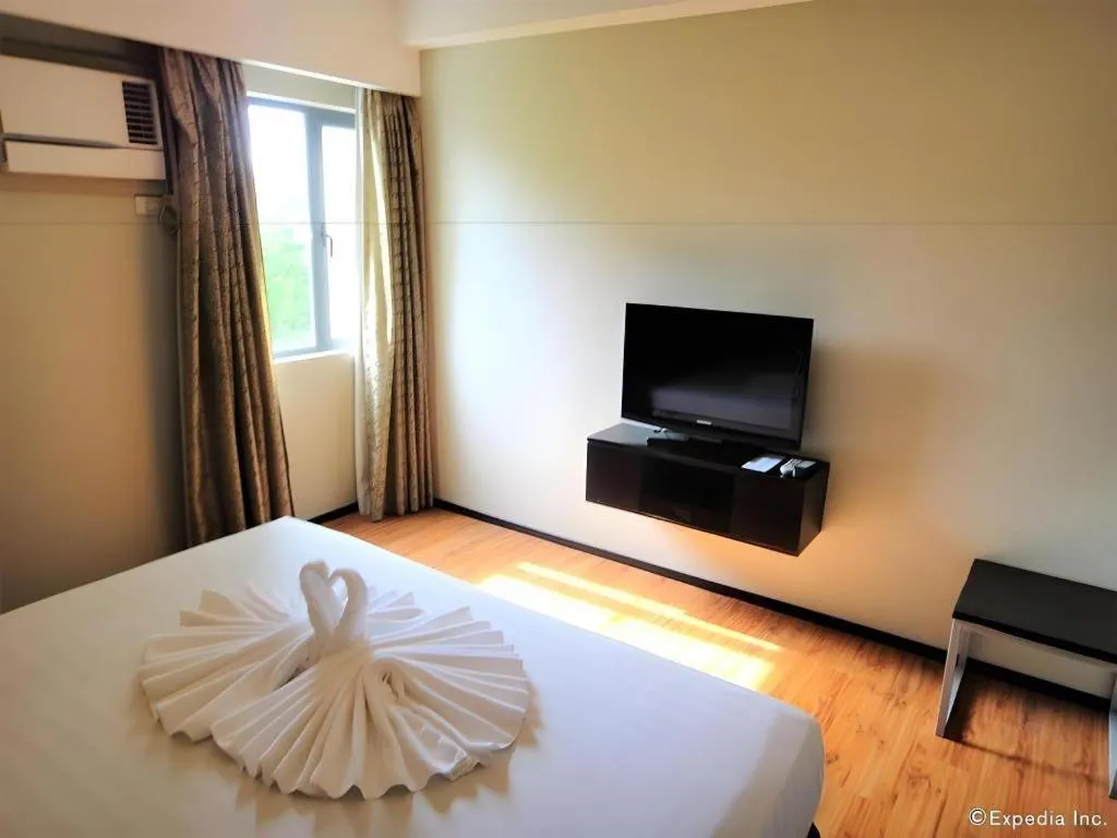 Bed in Mallberry Suites Business Hotel