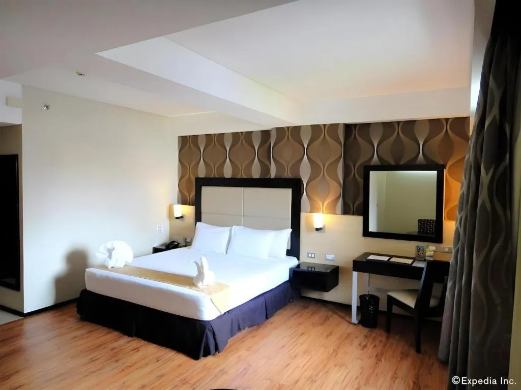 Bed in Mallberry Suites Business Hotel