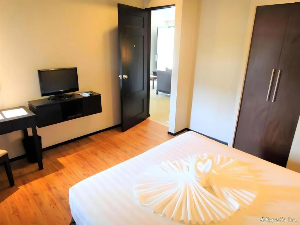 Bed in Mallberry Suites Business Hotel