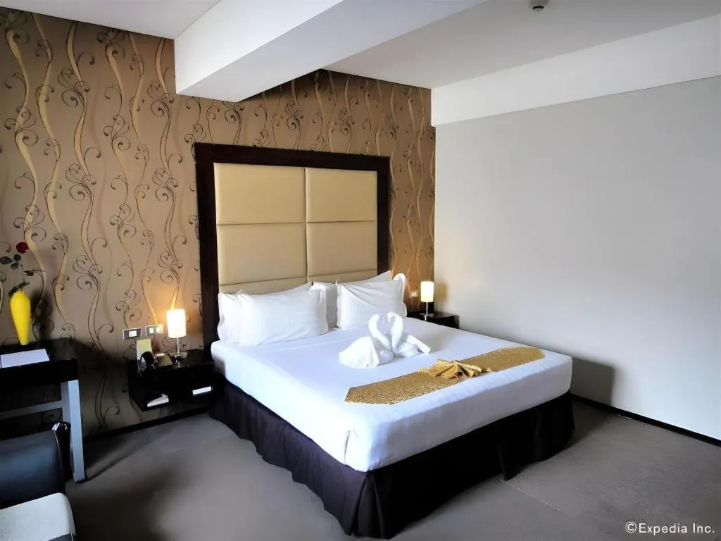Bed in Mallberry Suites Business Hotel