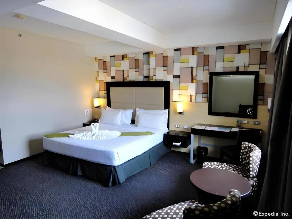 Bed in Mallberry Suites Business Hotel