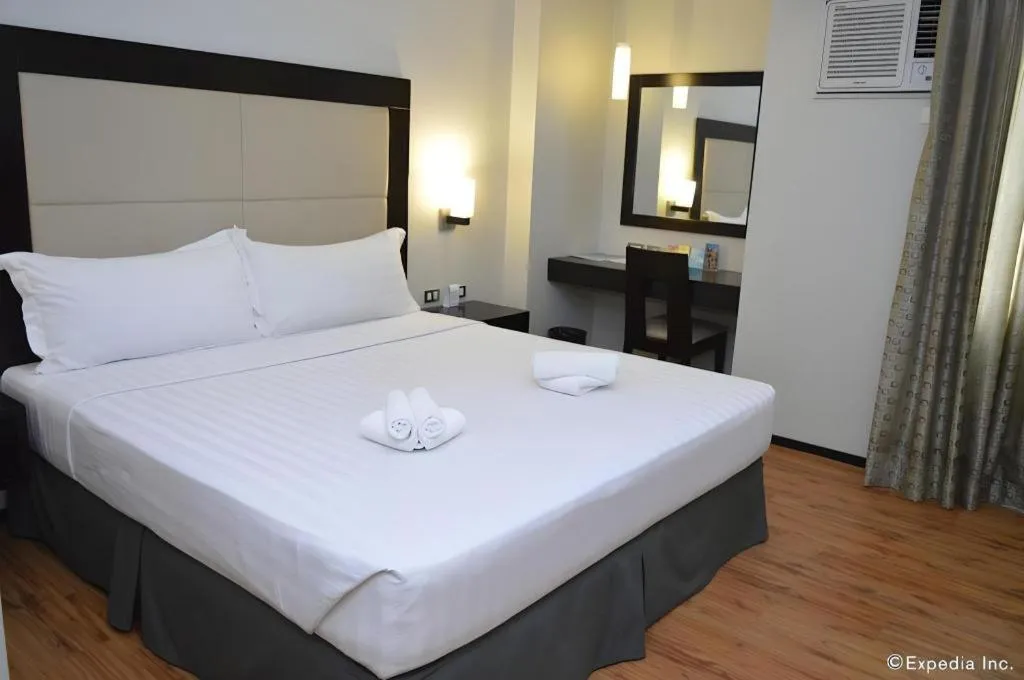 Bed in Mallberry Suites Business Hotel