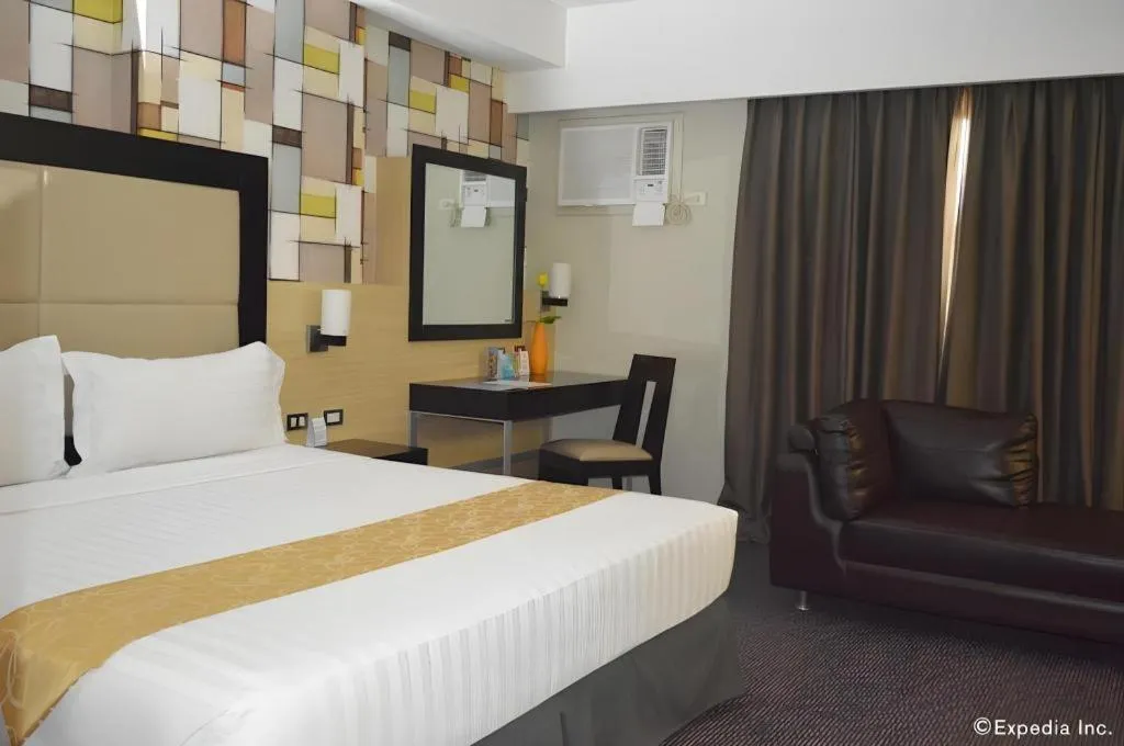Bed in Mallberry Suites Business Hotel