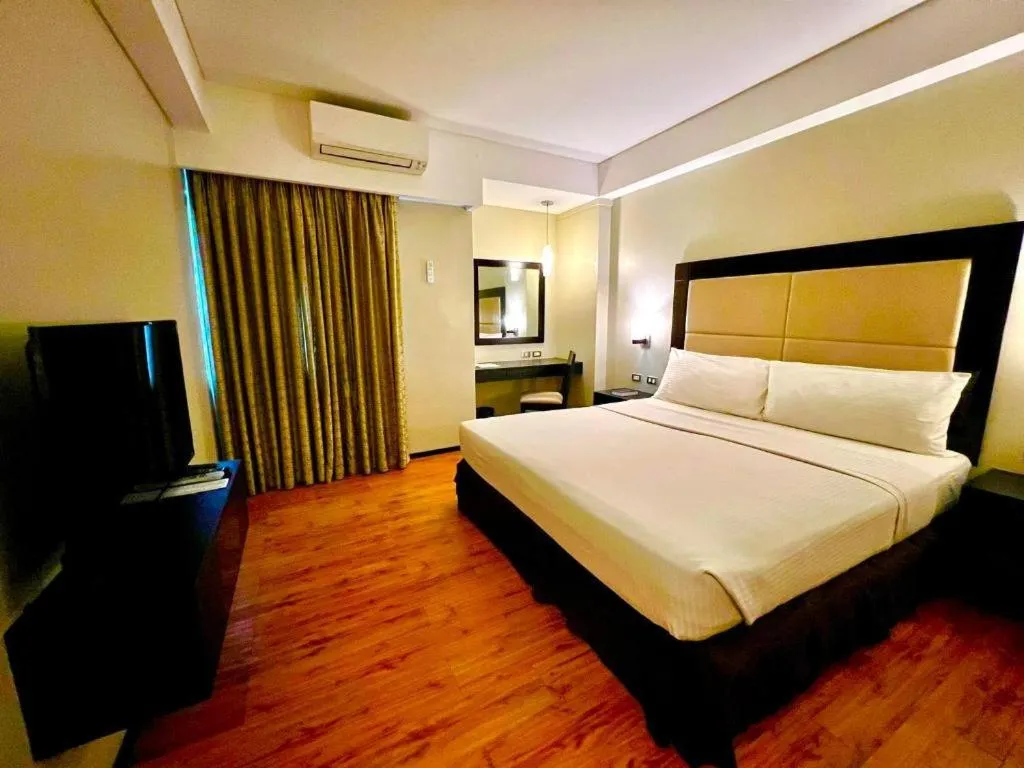 Bed in Mallberry Suites Business Hotel