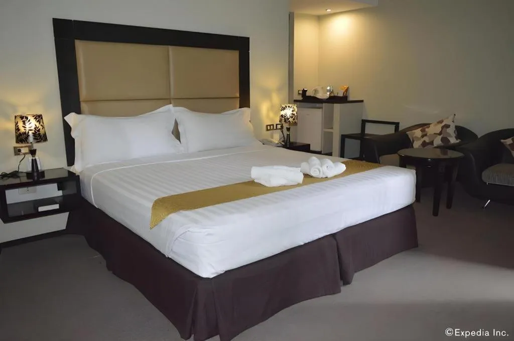 Bed in Mallberry Suites Business Hotel