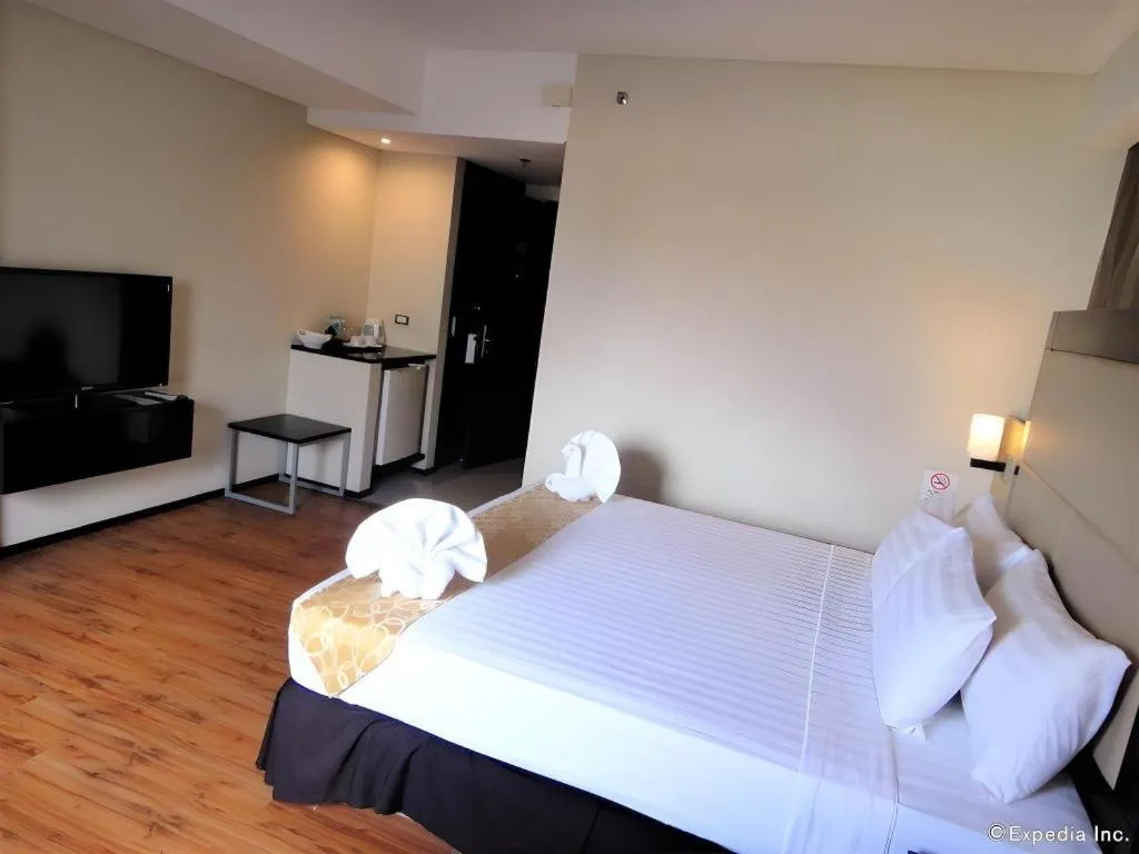 Bed in Mallberry Suites Business Hotel