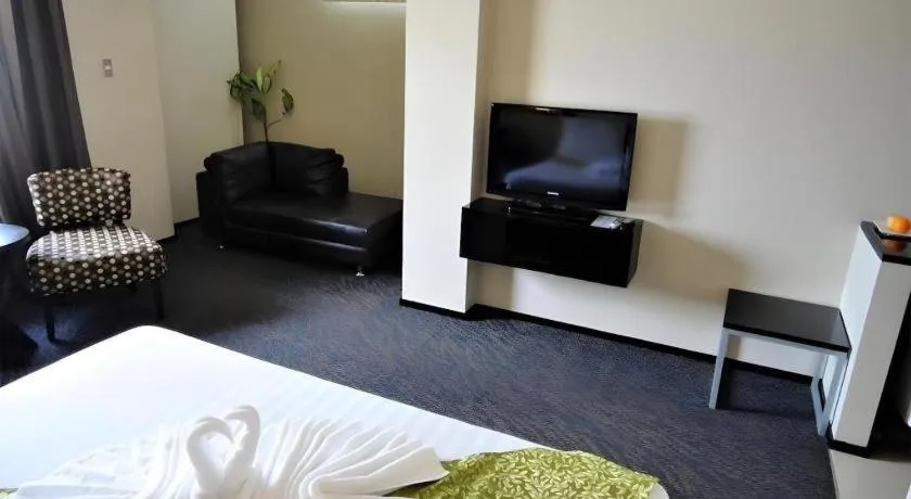 Bed in Mallberry Suites Business Hotel
