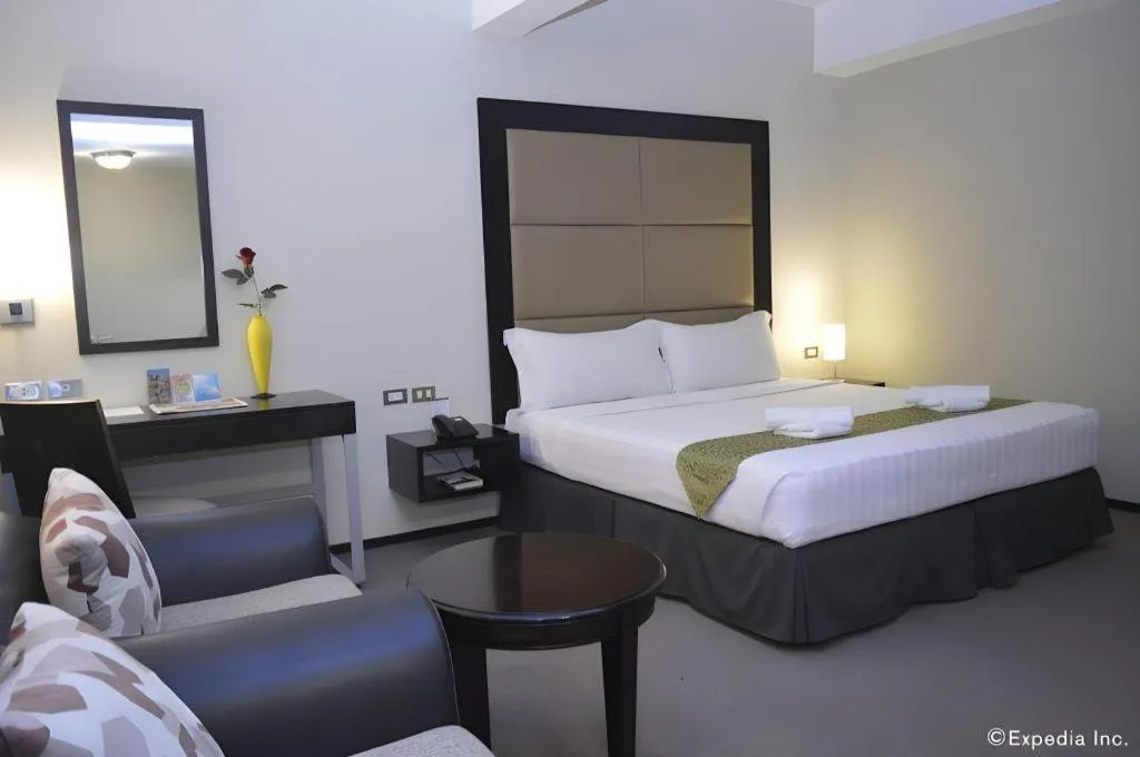 Bed in Mallberry Suites Business Hotel