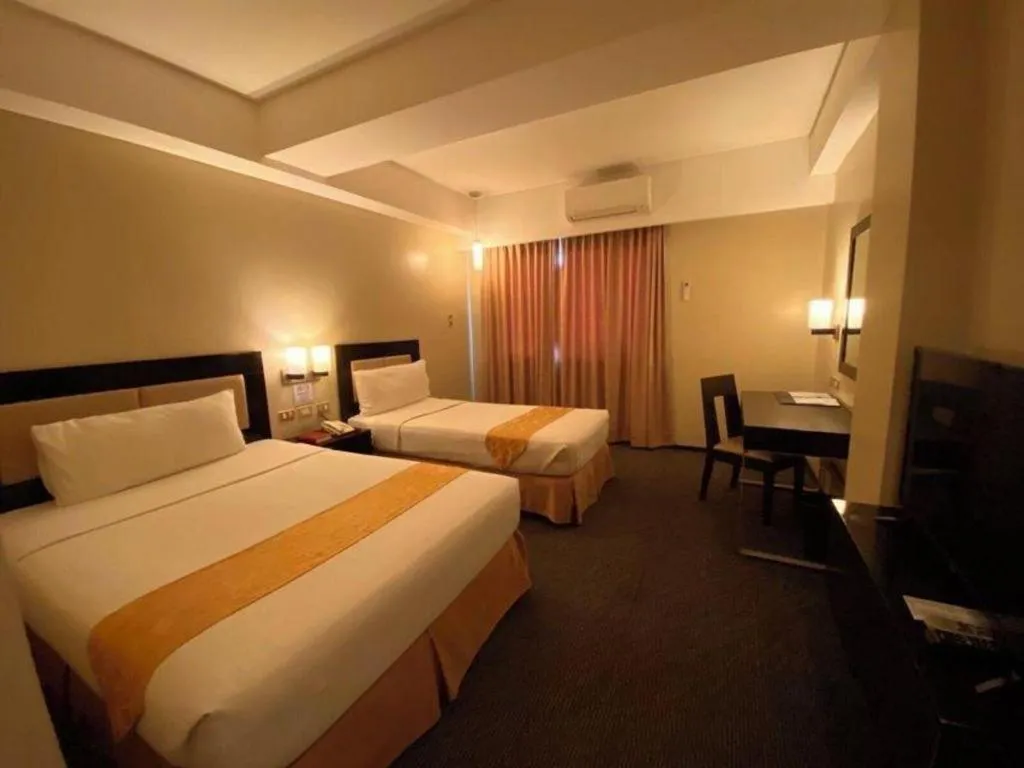 Bed in Mallberry Suites Business Hotel