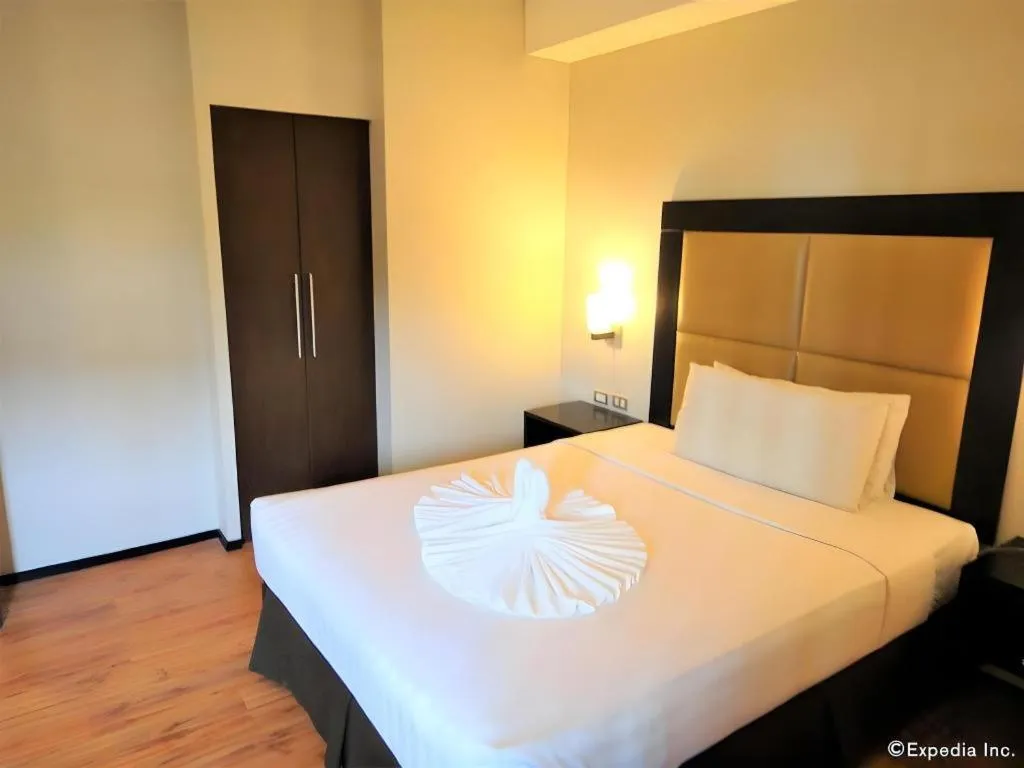 Bed in Mallberry Suites Business Hotel