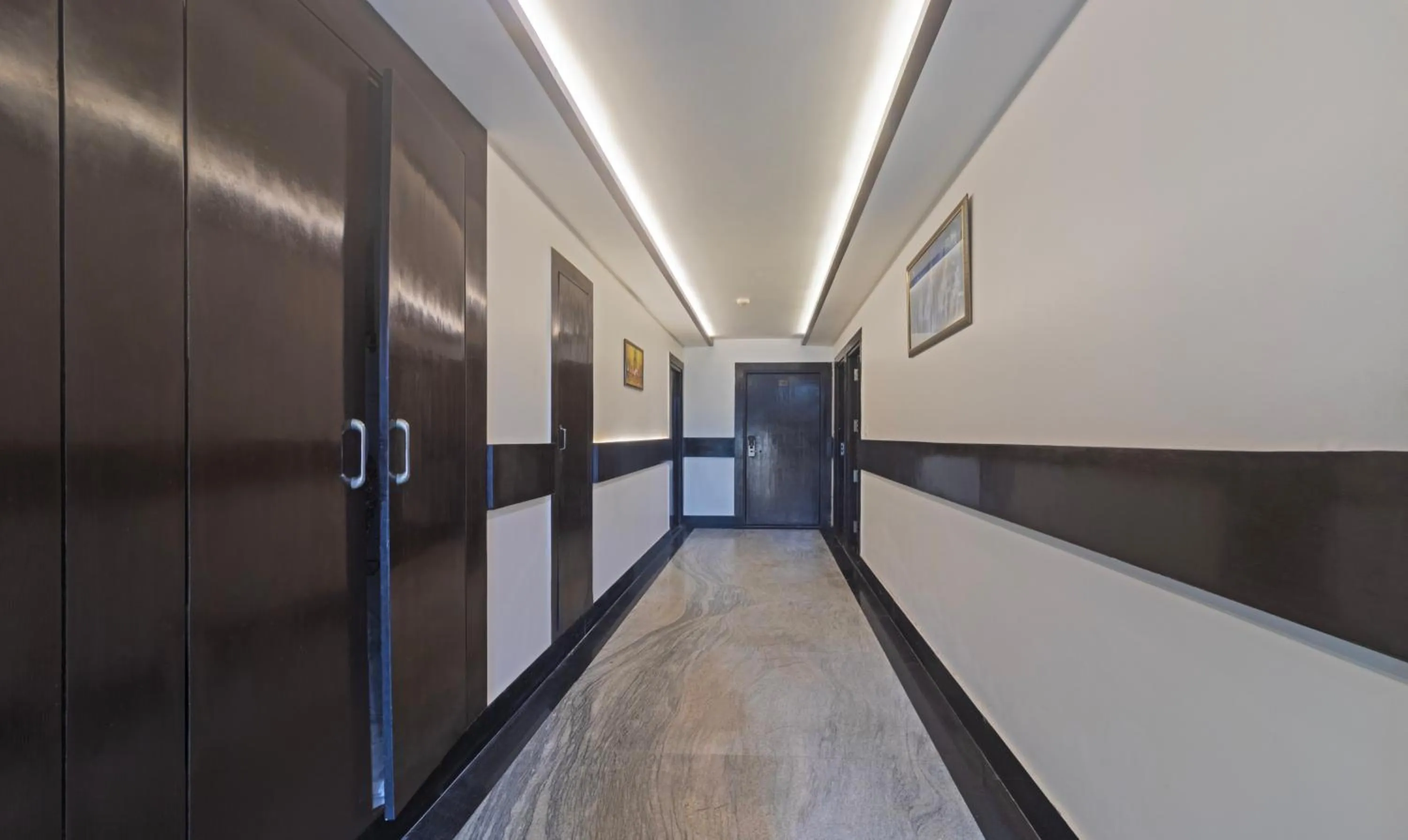 Lobby or reception in Treebo The Royal Taj, Near Taj Mahal