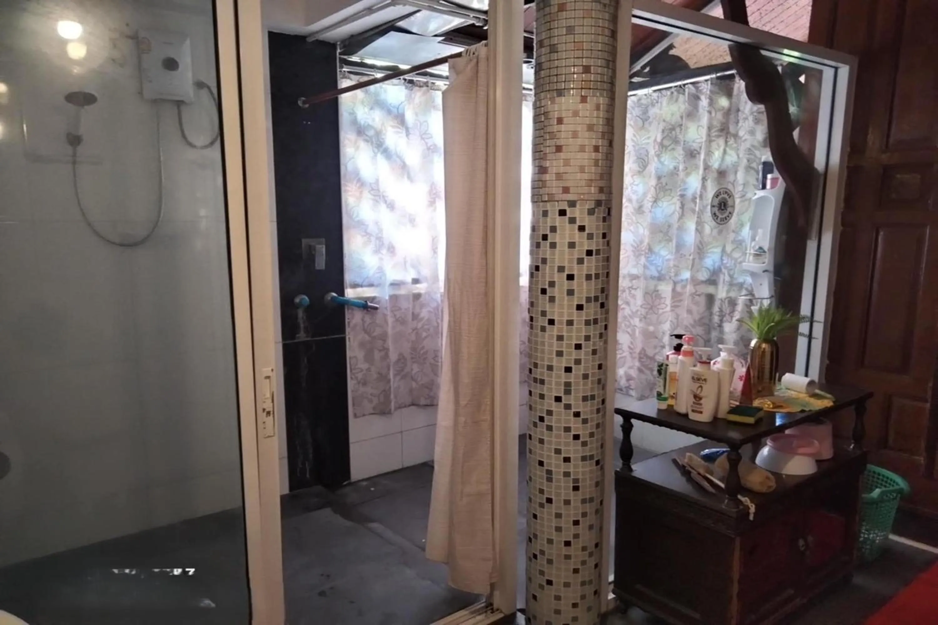 Bathroom in Ruenthai Ayutthaya Resort and Restaurant