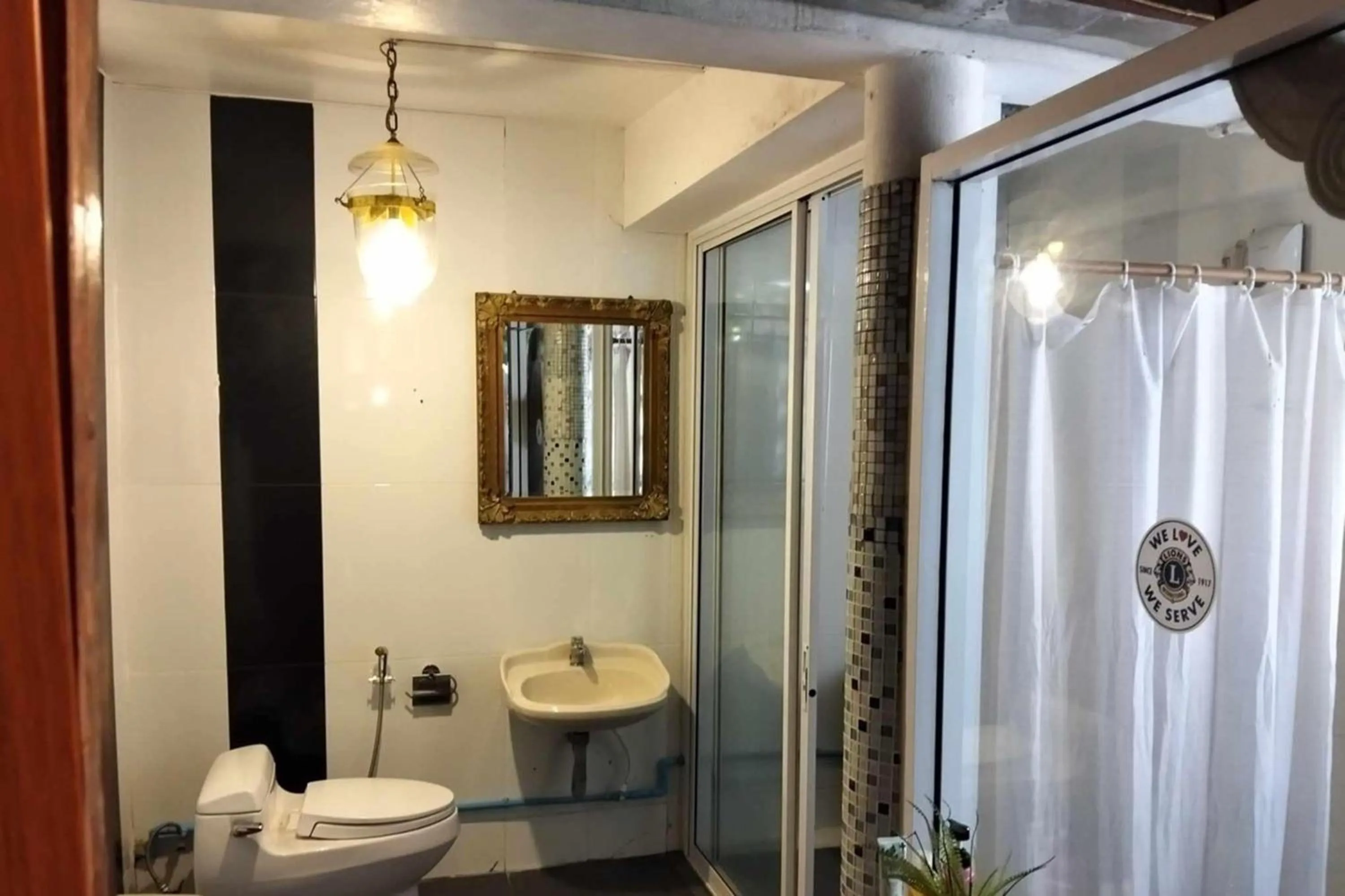 Bathroom in Ruenthai Ayutthaya Resort and Restaurant