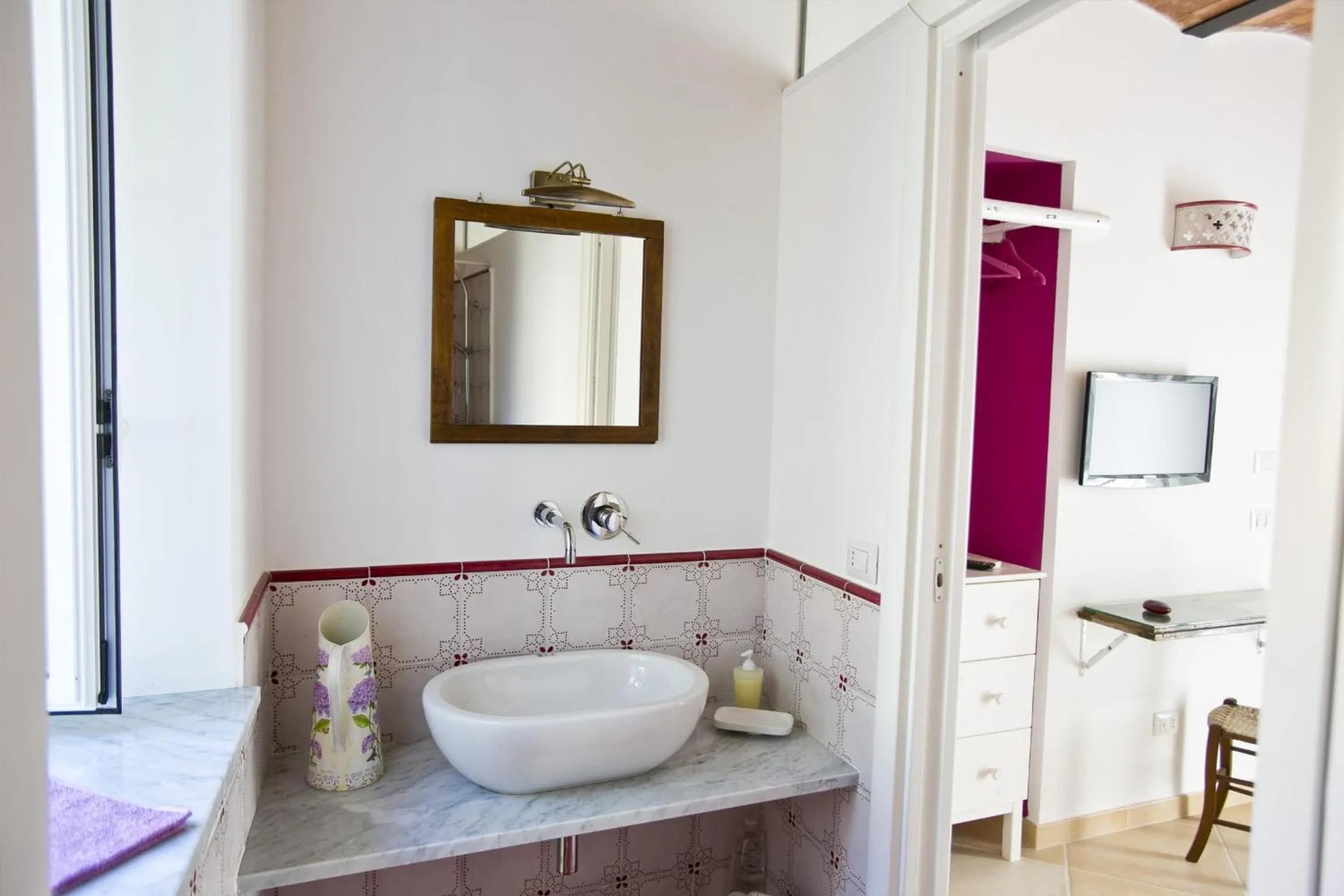 Shower in La Via del Carretto B&B