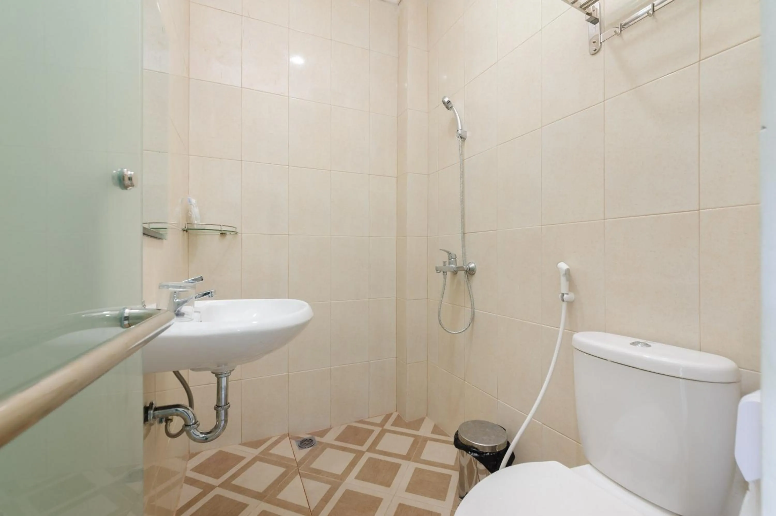 Bathroom in Urbanview Hotel AnD Lampung by RedDoorz