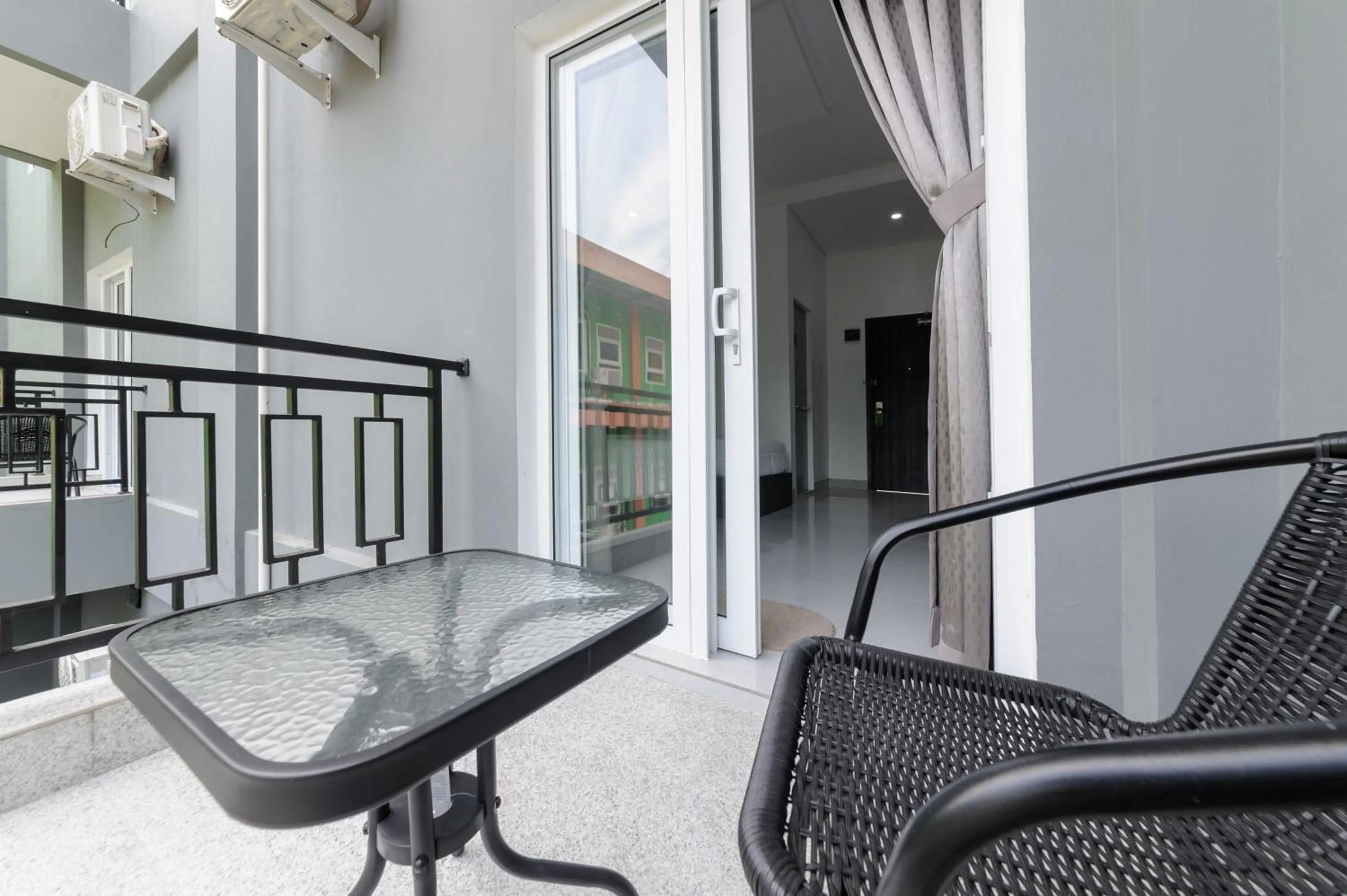 Seating area in Urbanview Hotel AnD Lampung by RedDoorz