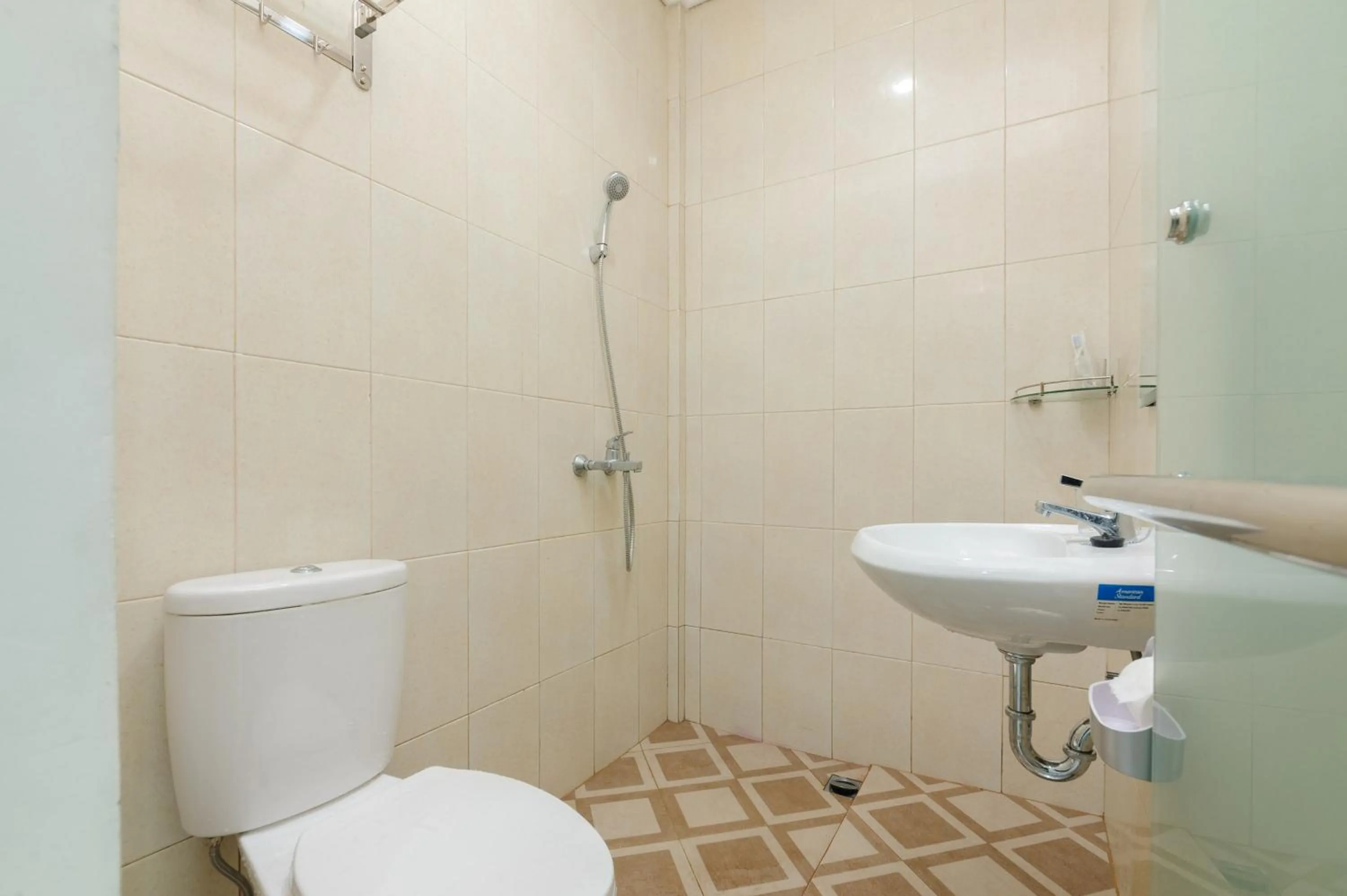 Bathroom in Urbanview Hotel AnD Lampung by RedDoorz