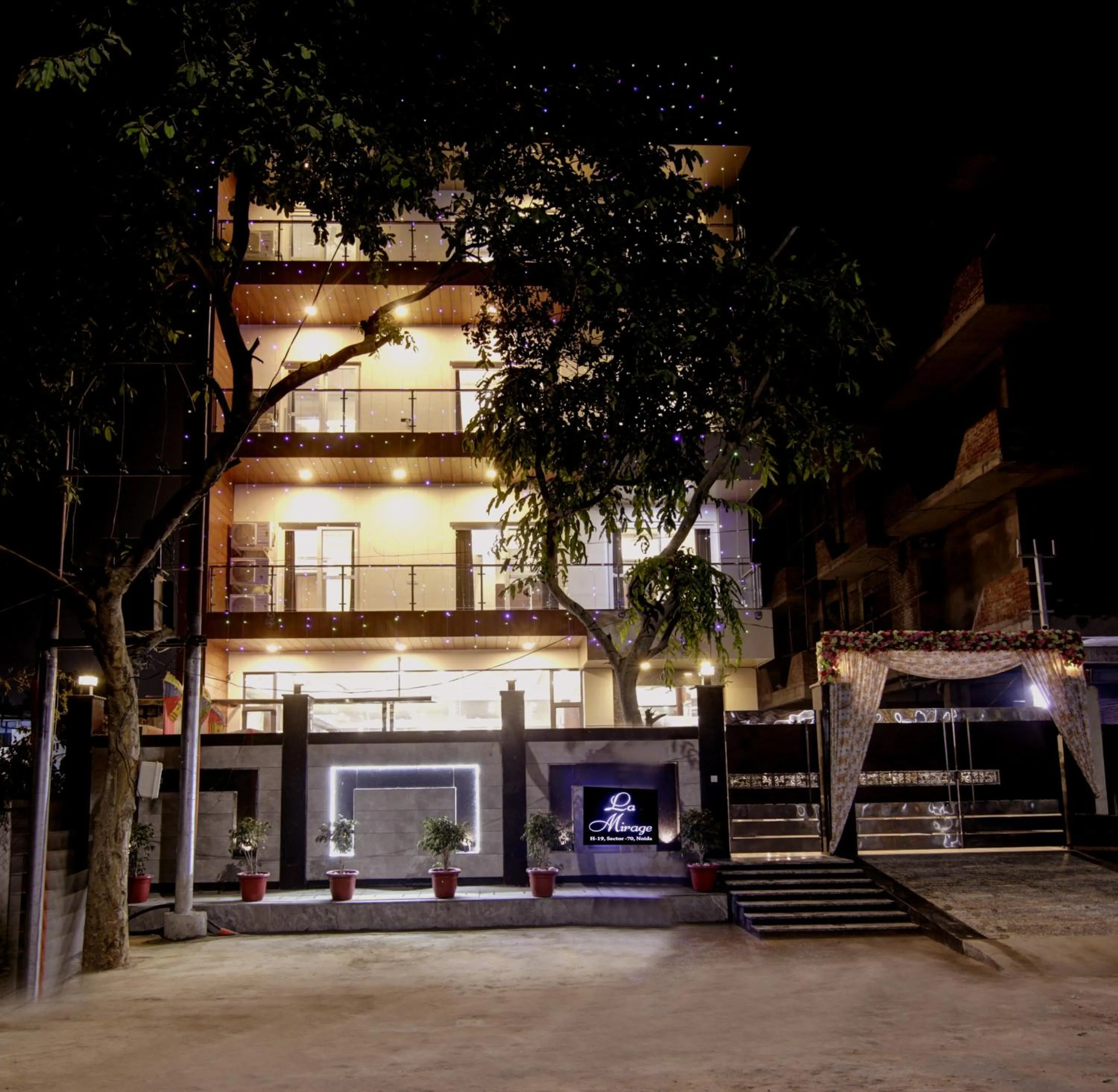 Property building in Hotel La Mirage