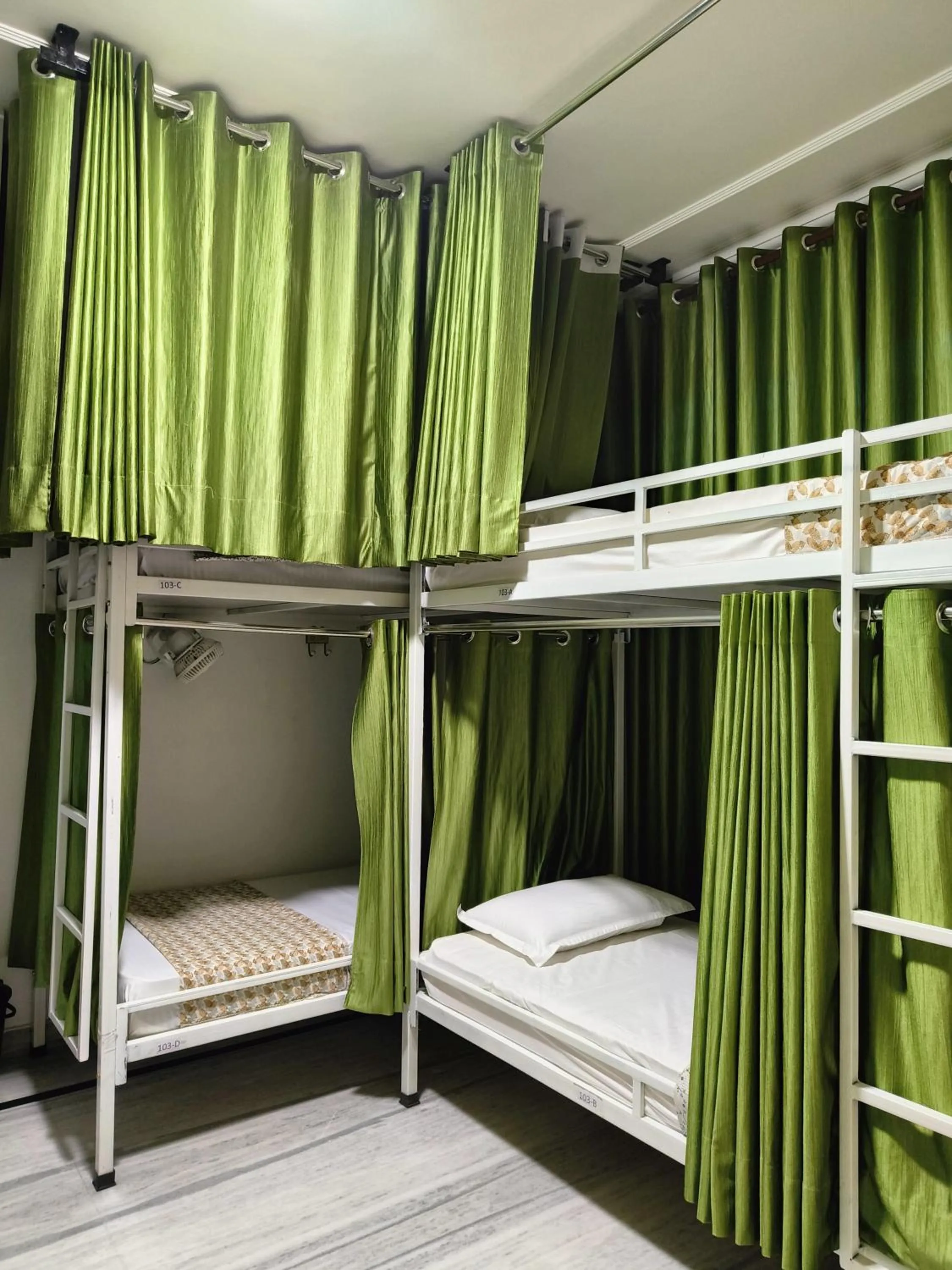 bunk bed, Bed in Ohh Hostler