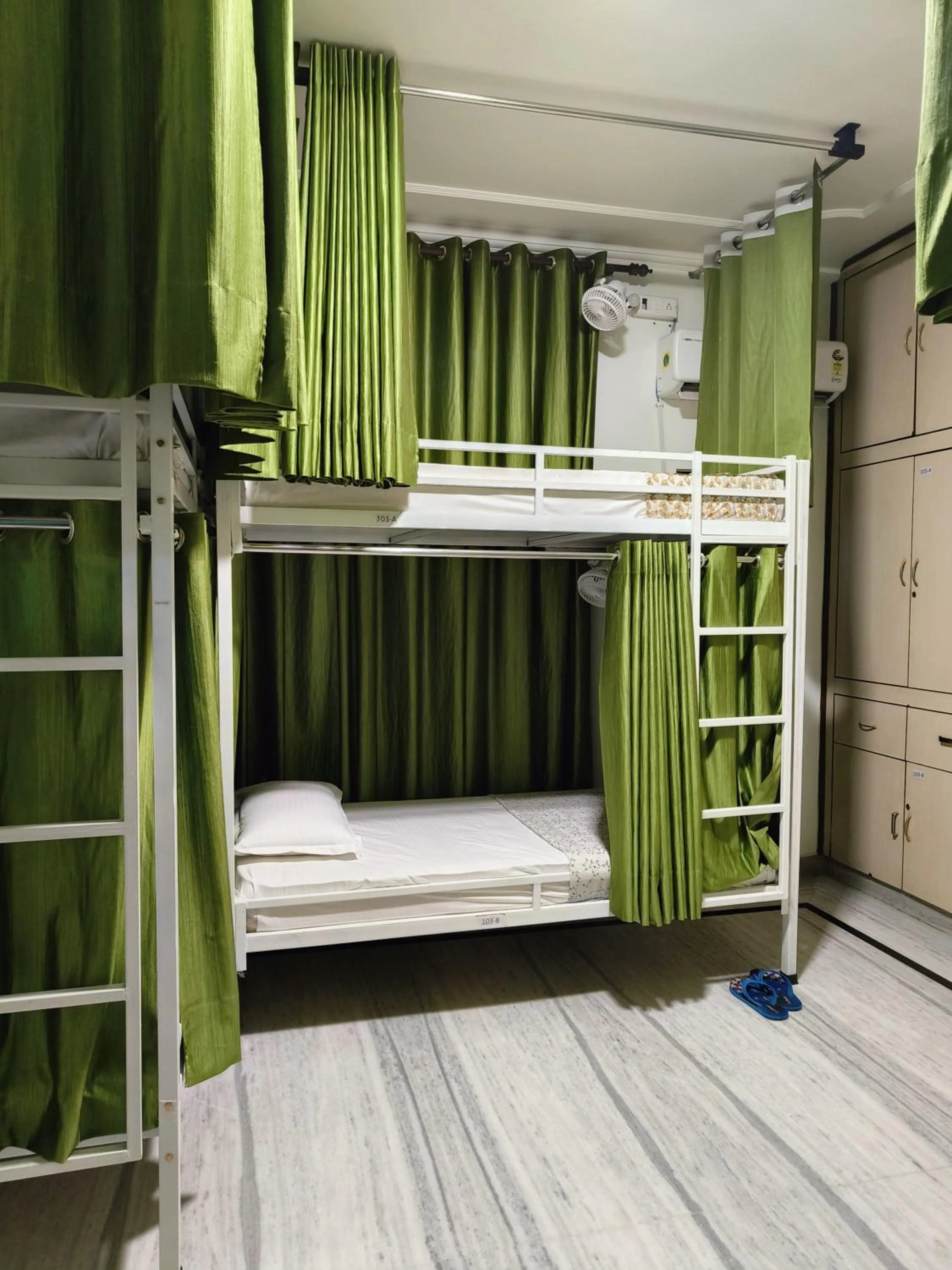 bunk bed, Bed in Ohh Hostler