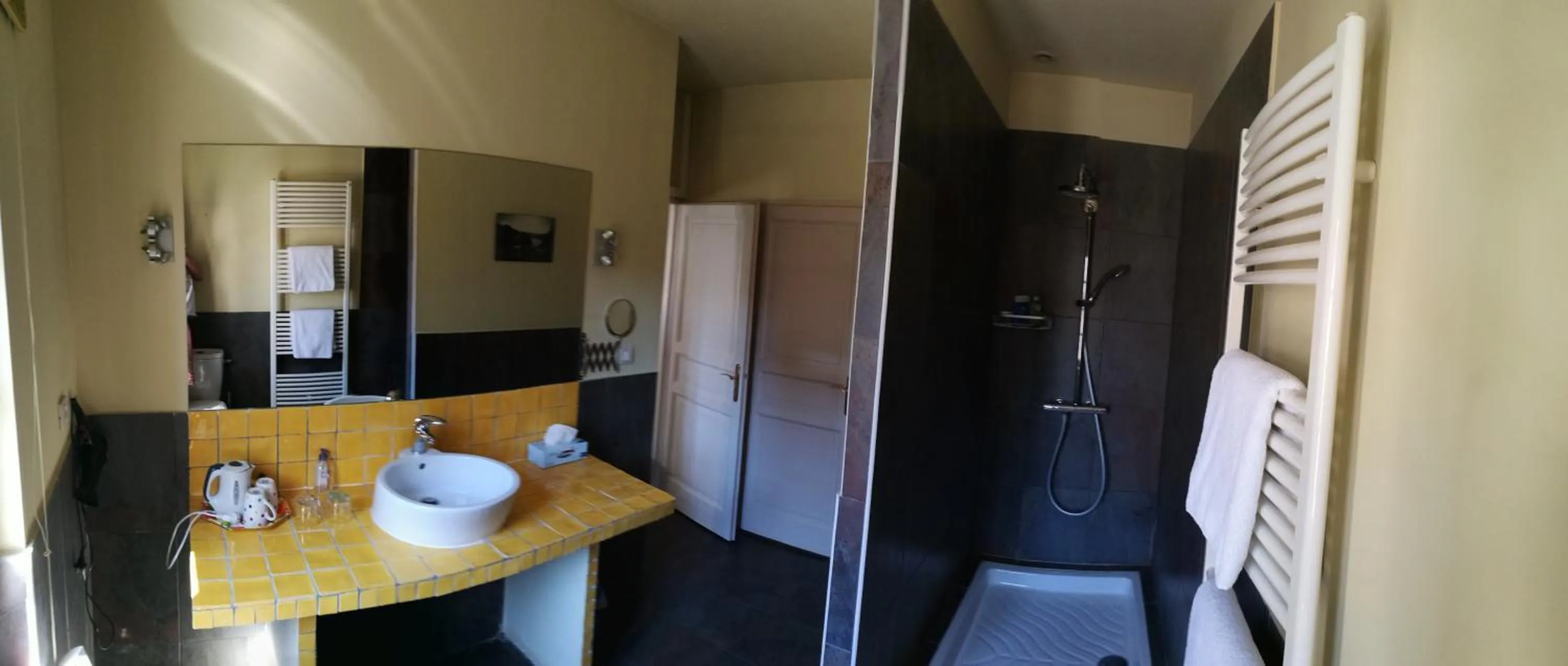 Bathroom in L'Observance Bed & Breakfast