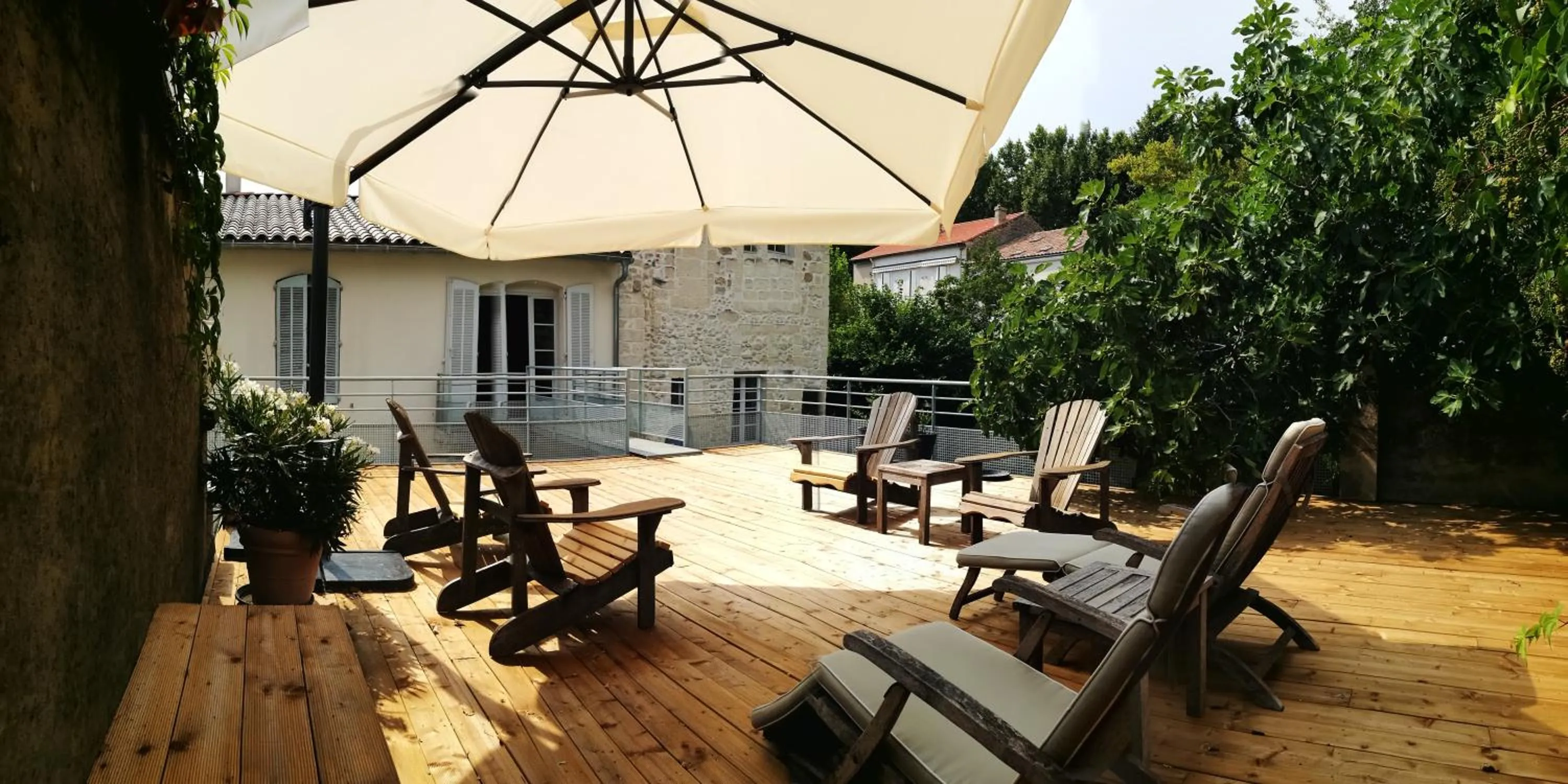 Patio in L'Observance Bed & Breakfast