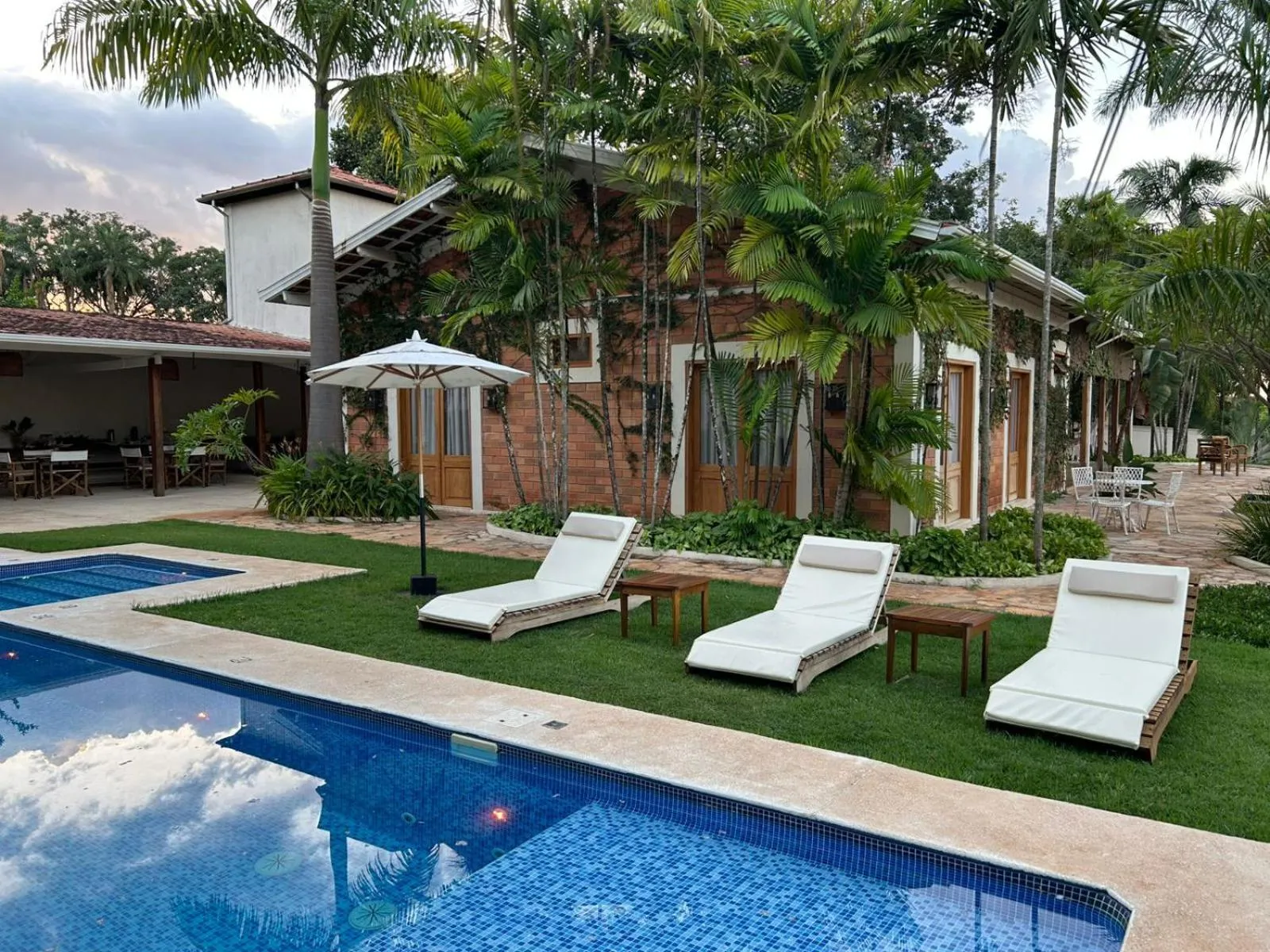 Swimming pool in Pousada Manacá Exclusive Suítes
