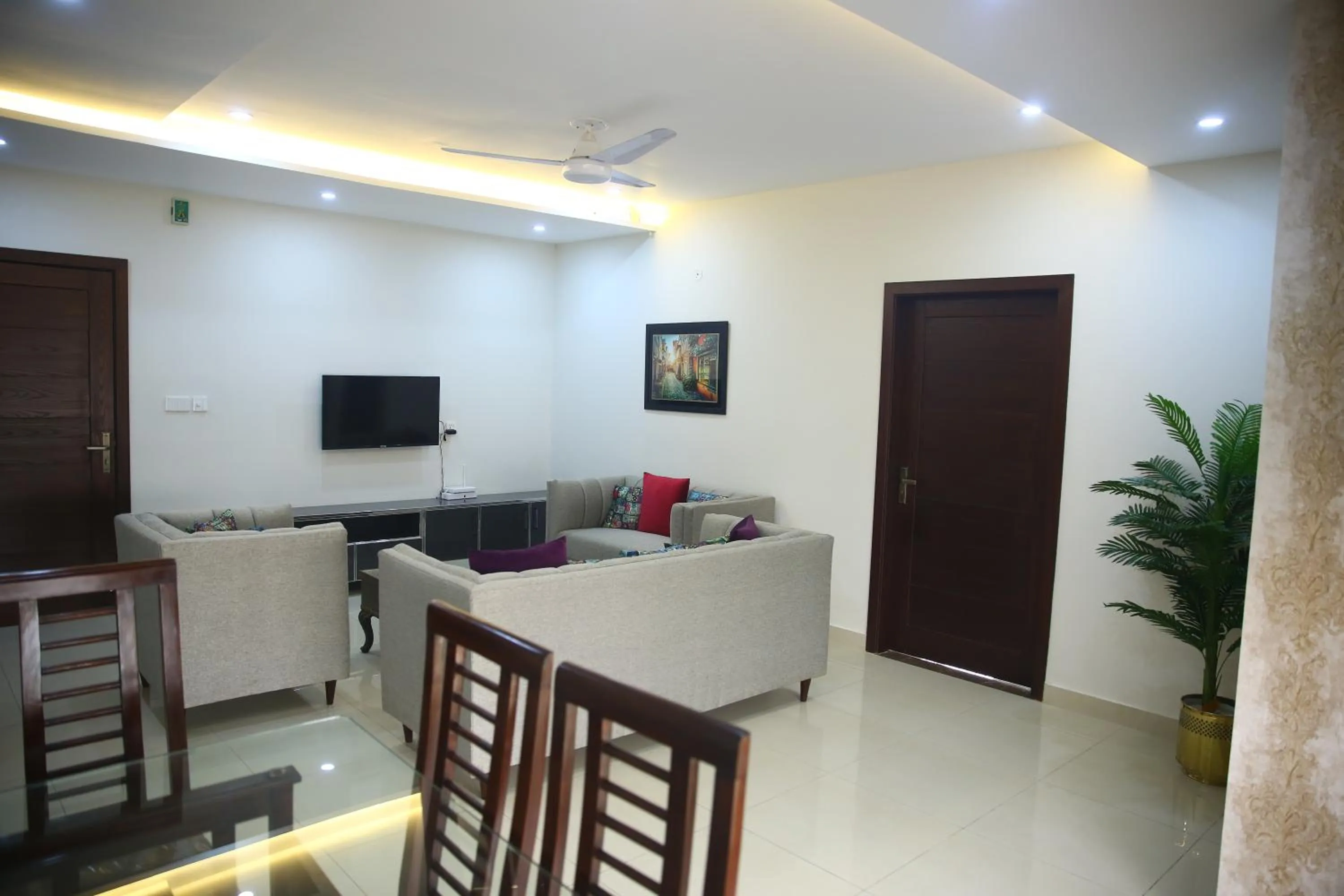 Communal lounge/ TV room in Gulberg Suites