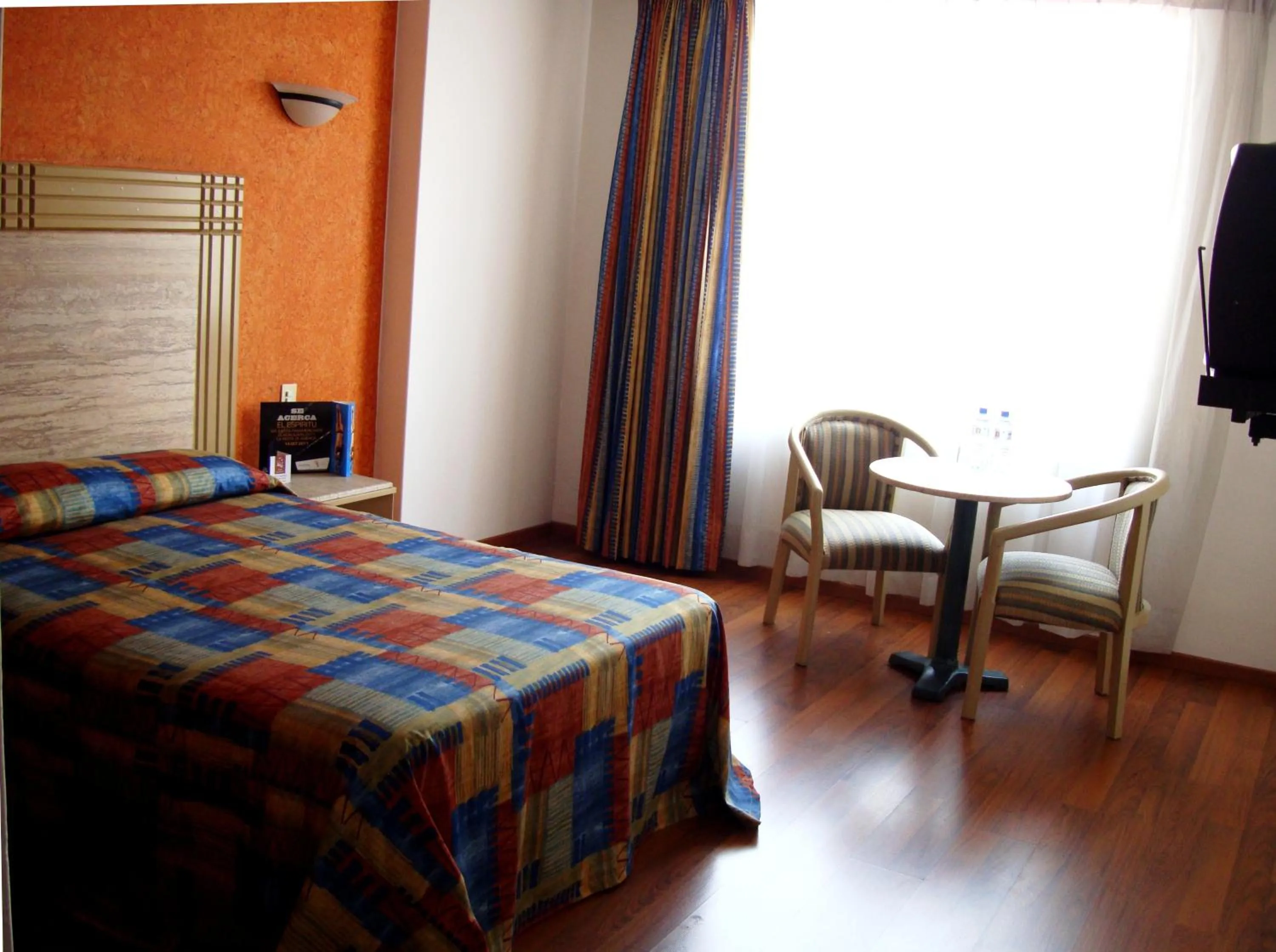 Bedroom, Bed in Hotel Cervantes