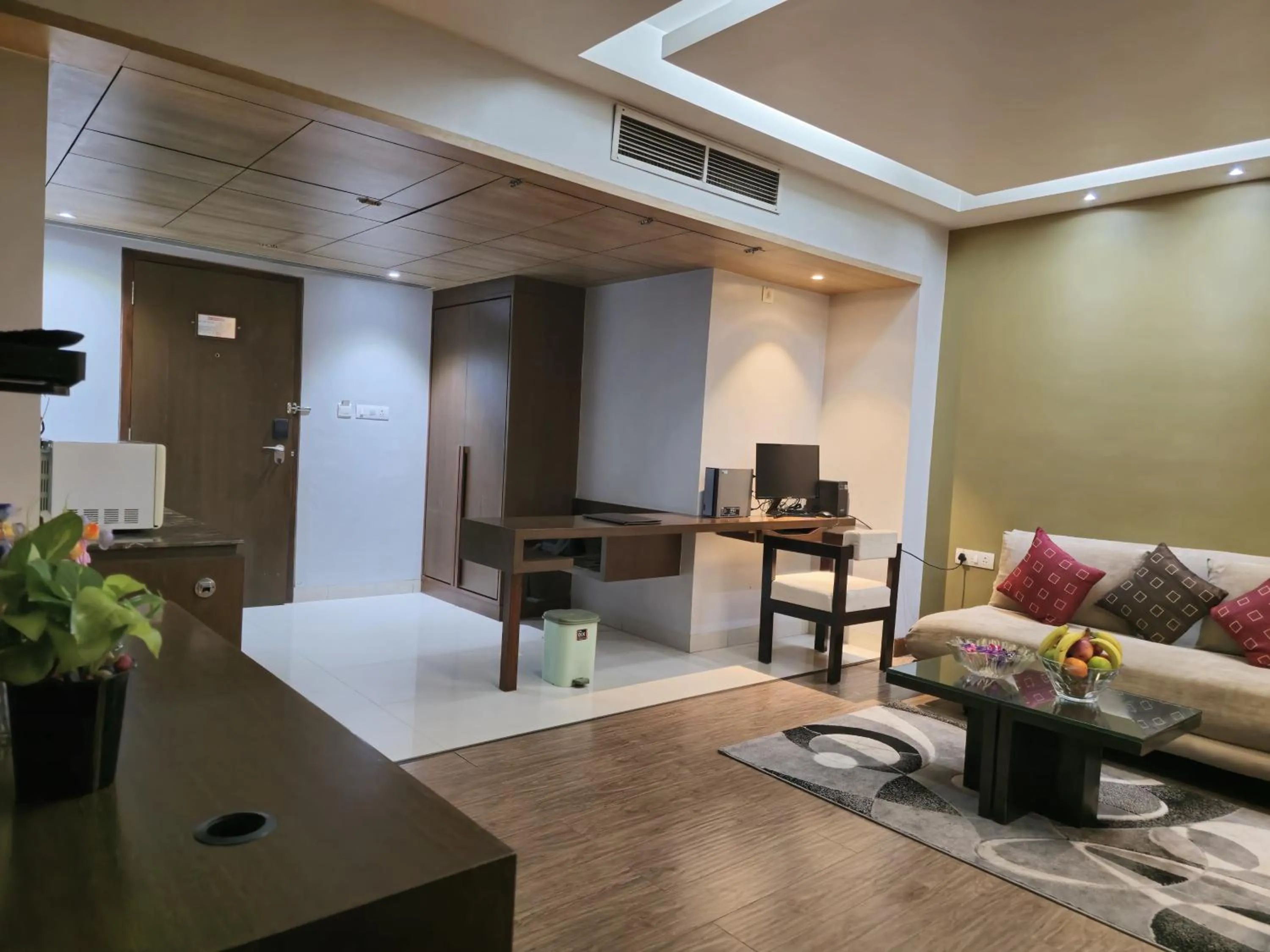 Seating area, Bed in Hotel Daaysco Oley Allo