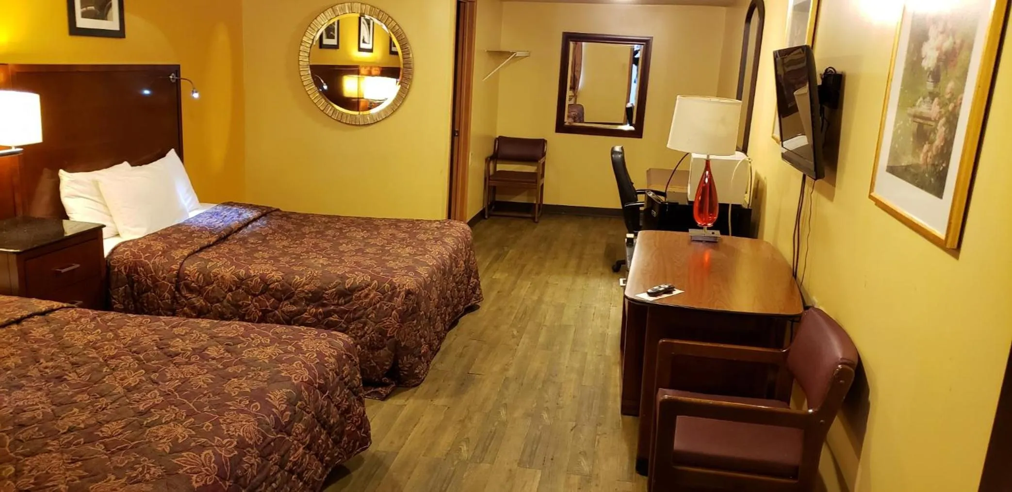Photo of the whole room, Bed in Regal Inn Coffeyville