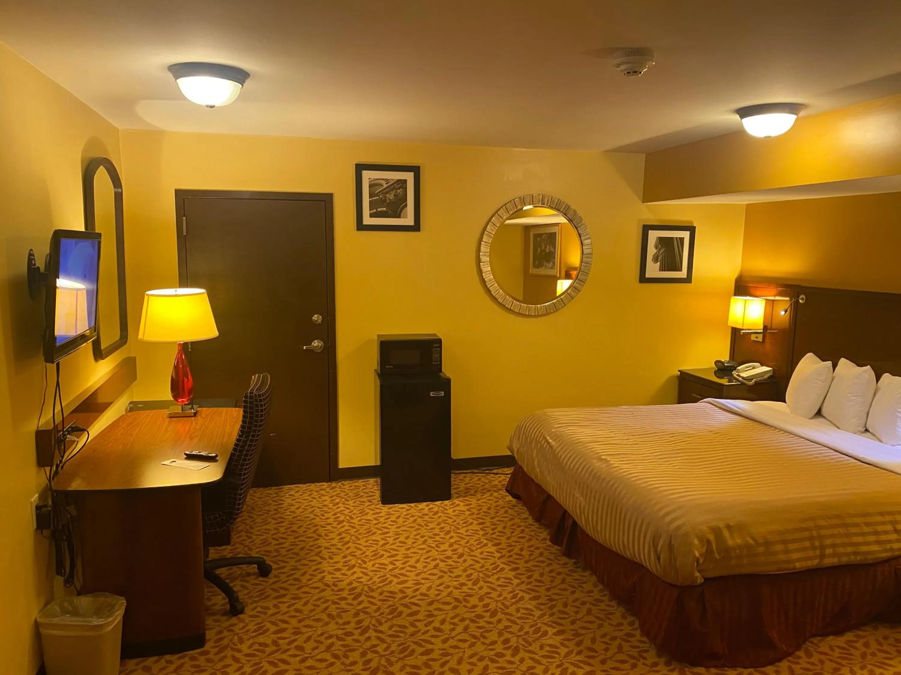 Photo of the whole room, Bed in Regal Inn Coffeyville