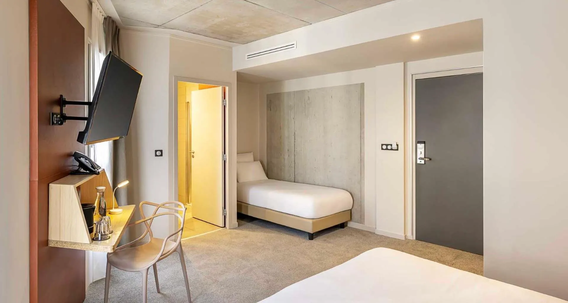 Bedroom, Bed in Best Western 11BAUER Paris Saint-Ouen