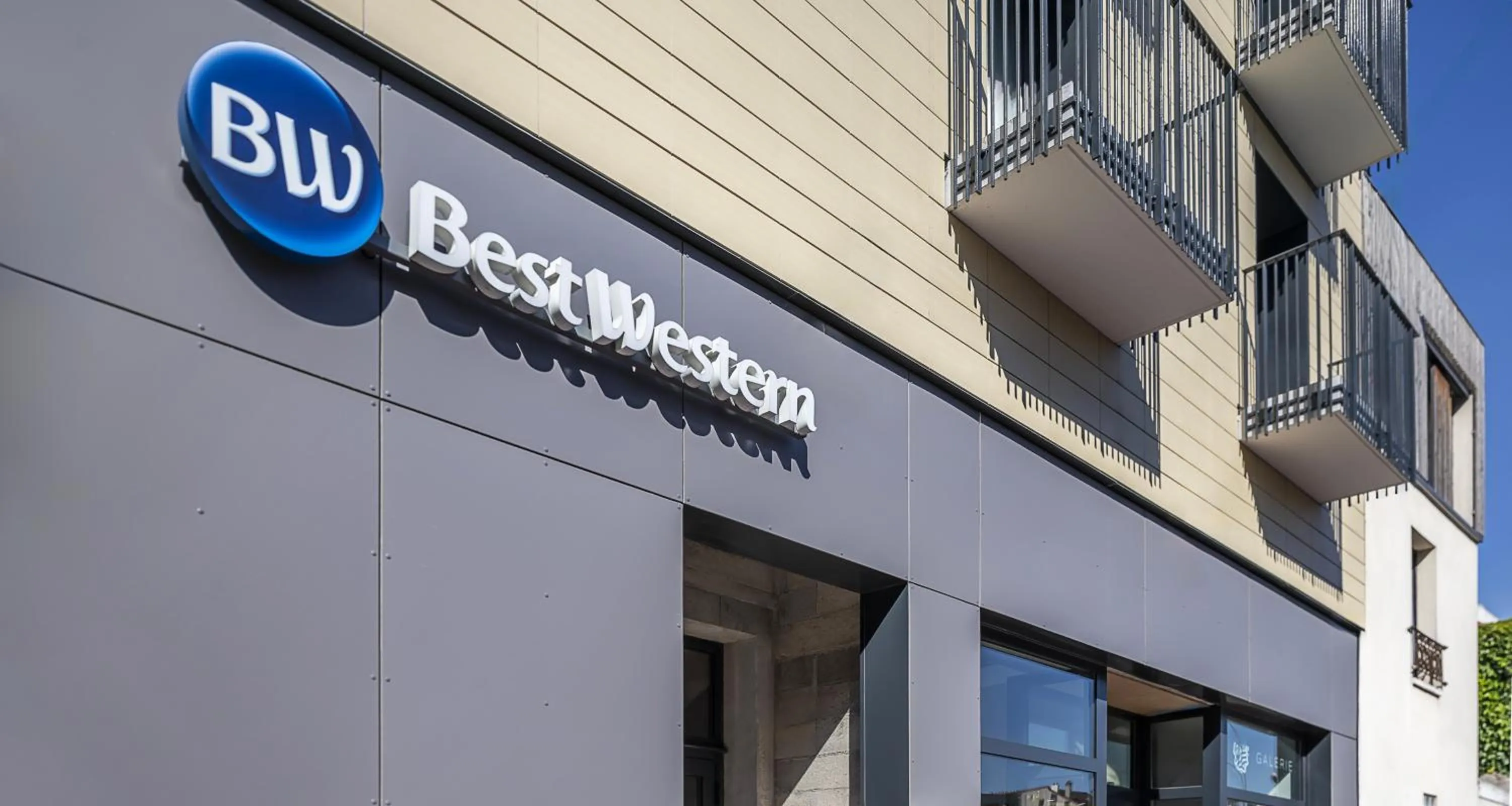 Property building in Best Western 11BAUER Paris Saint-Ouen