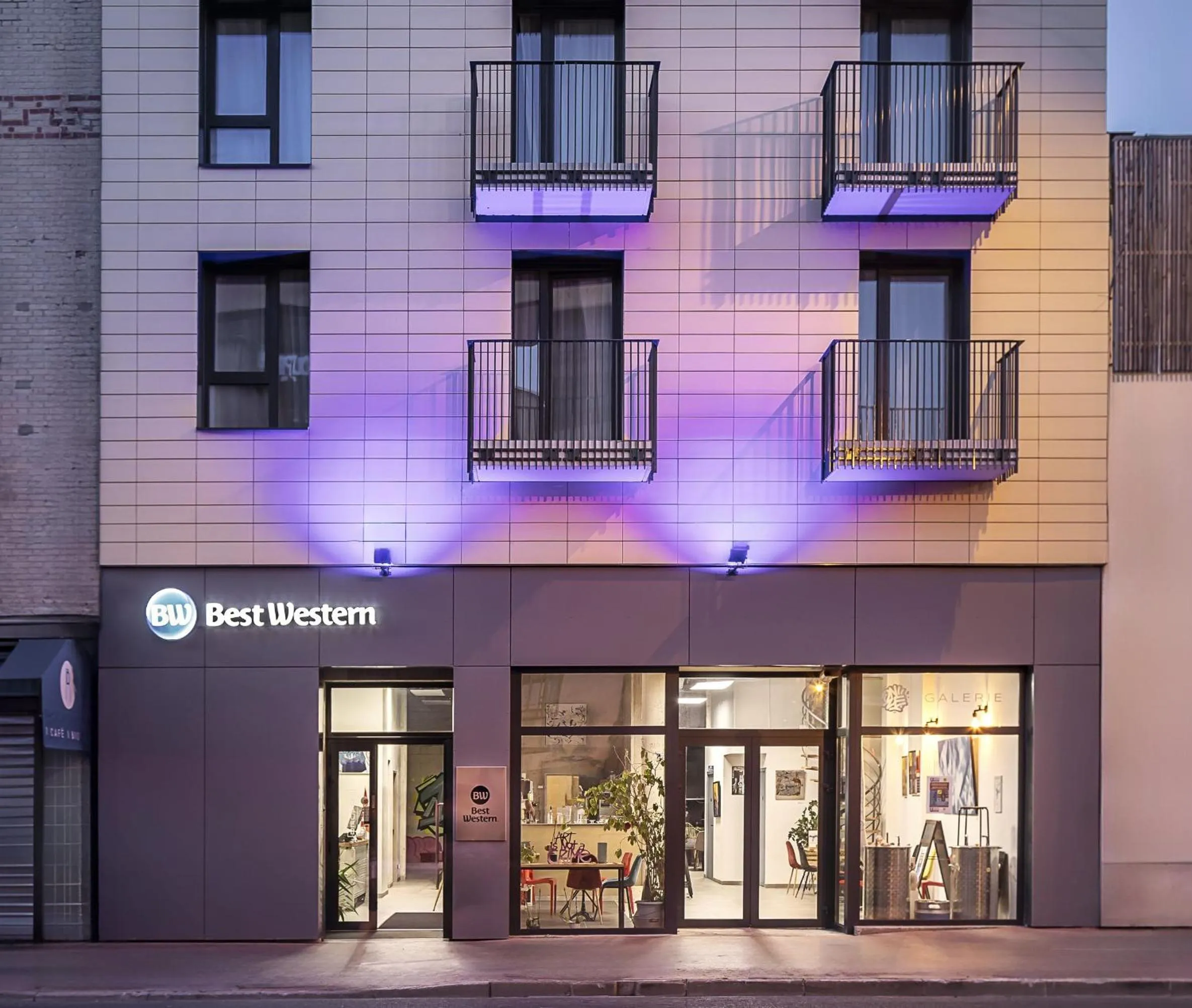 Property building in Best Western 11BAUER Paris Saint-Ouen