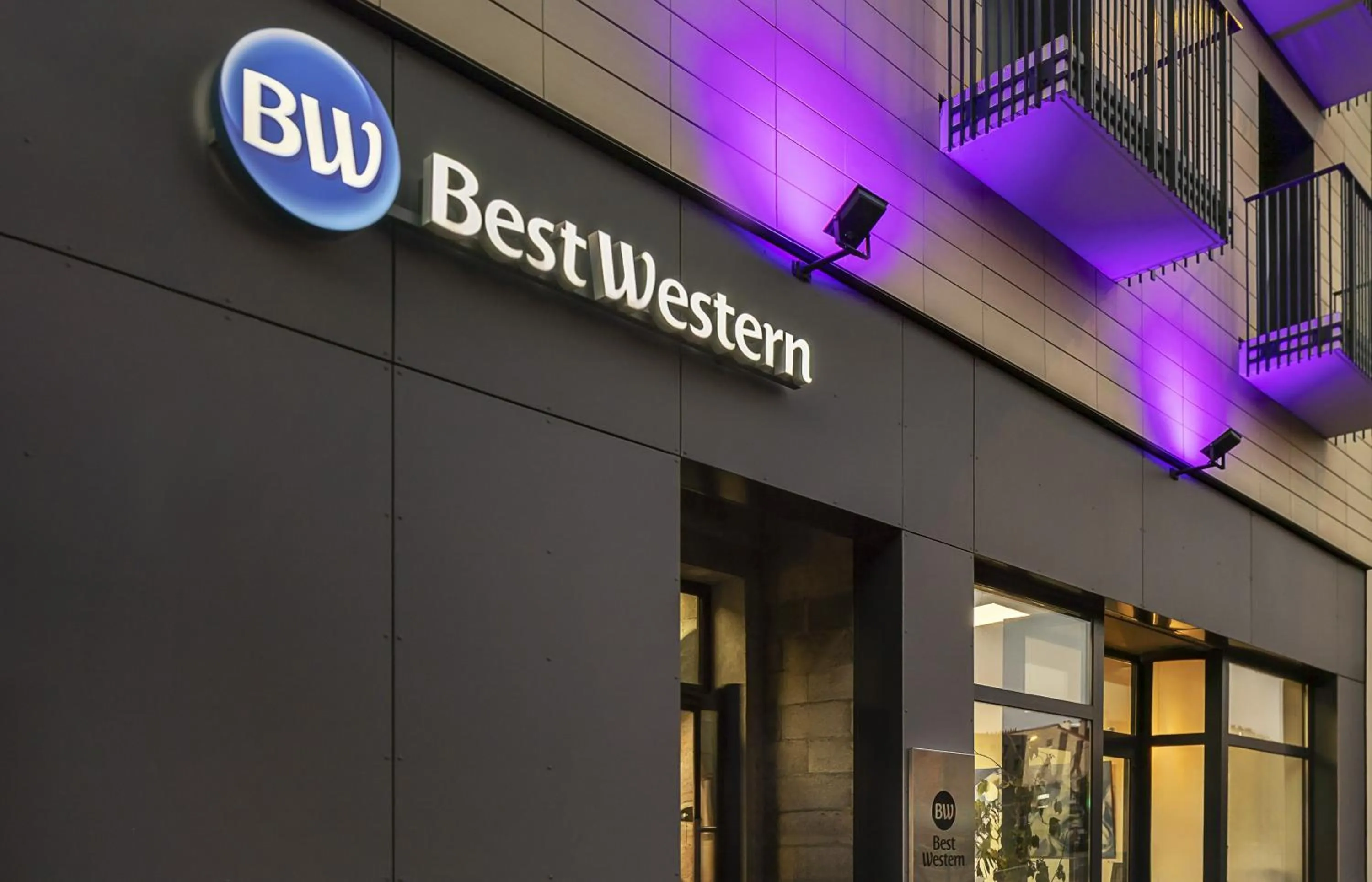 Property building in Best Western 11BAUER Paris Saint-Ouen
