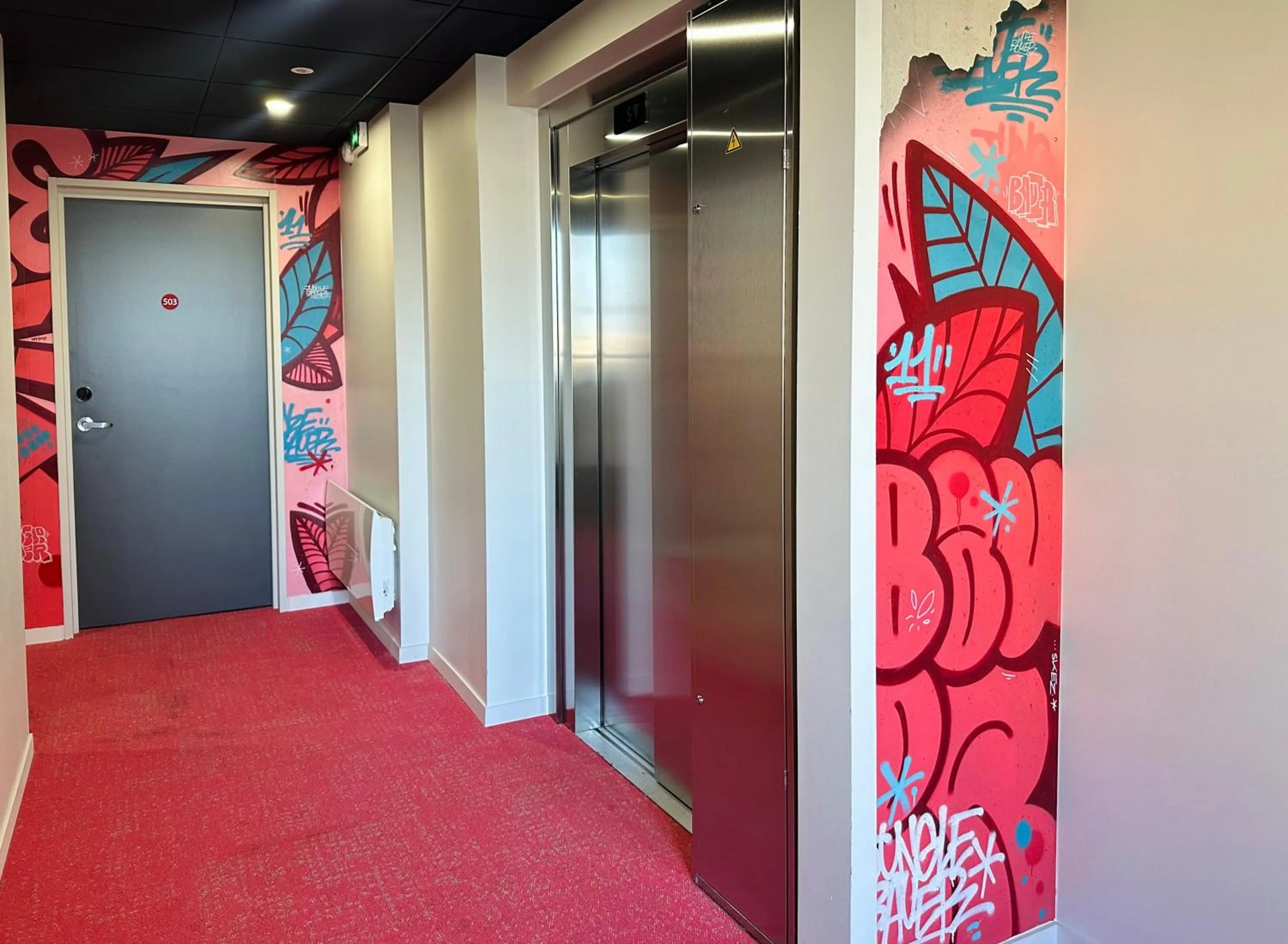 elevator in Best Western 11BAUER Paris Saint-Ouen