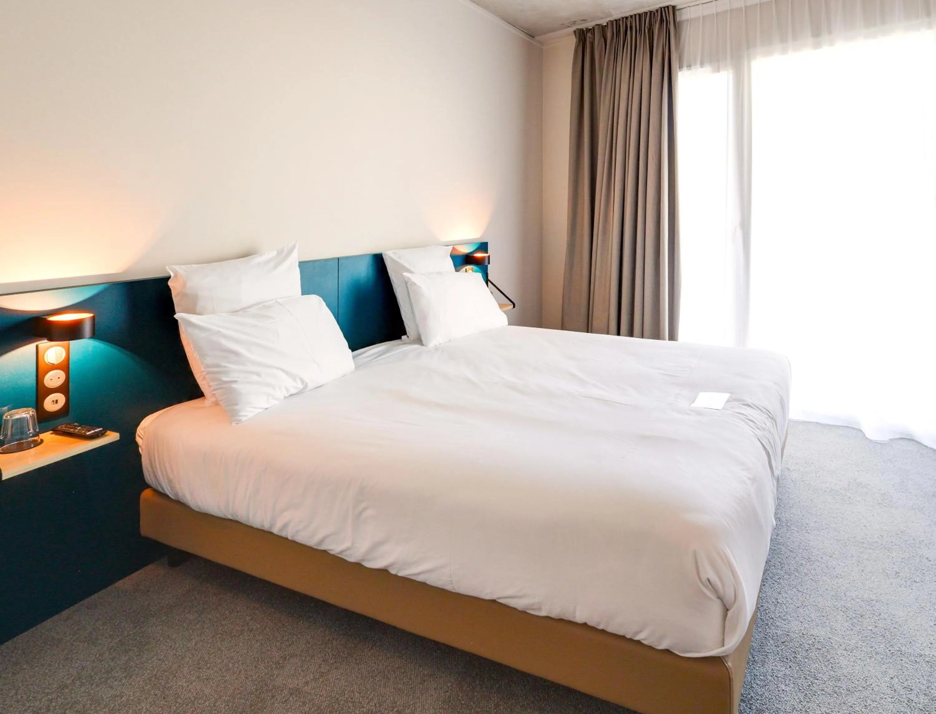 Bed in Best Western 11BAUER Paris Saint-Ouen