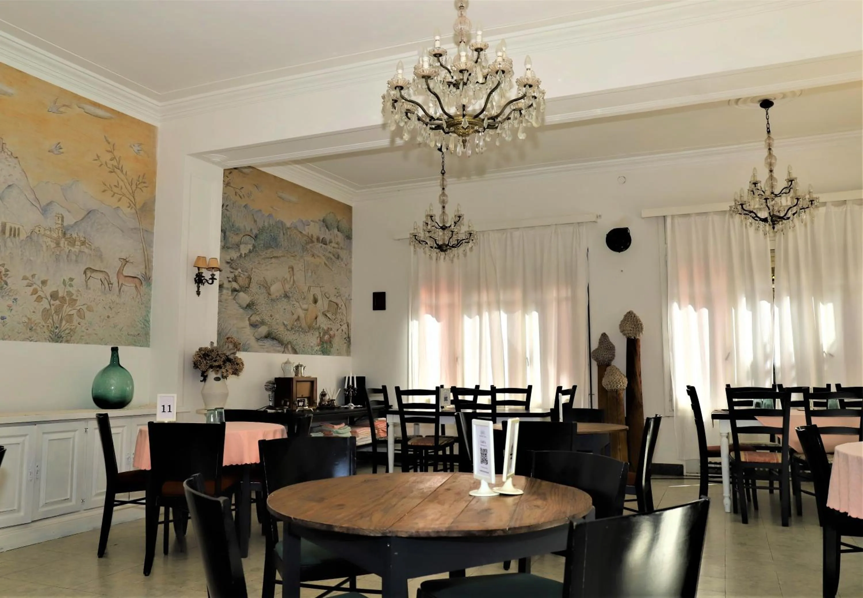 Dining area in Hostal Montsoliu