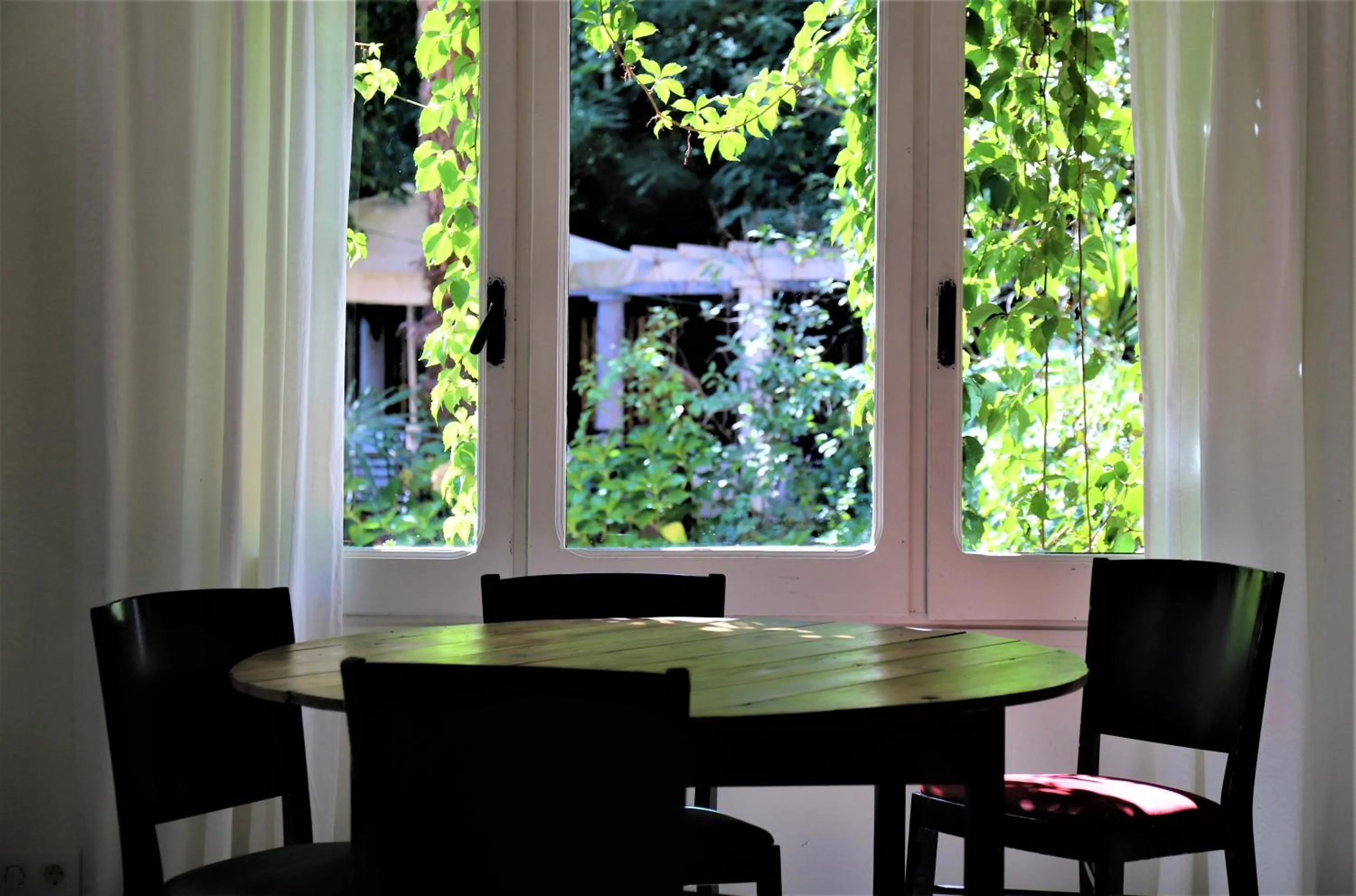 Dining area in Hostal Montsoliu