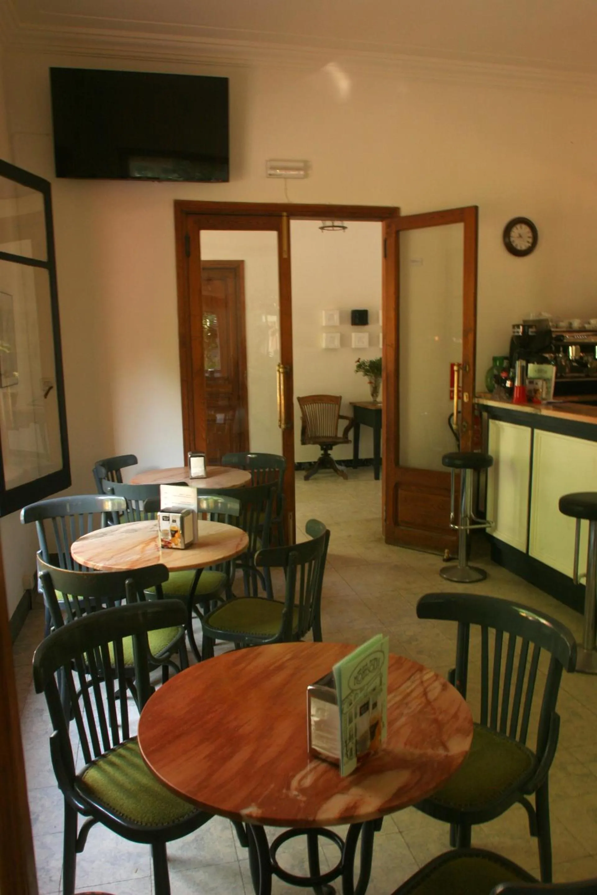 Lounge or bar in Hostal Montsoliu