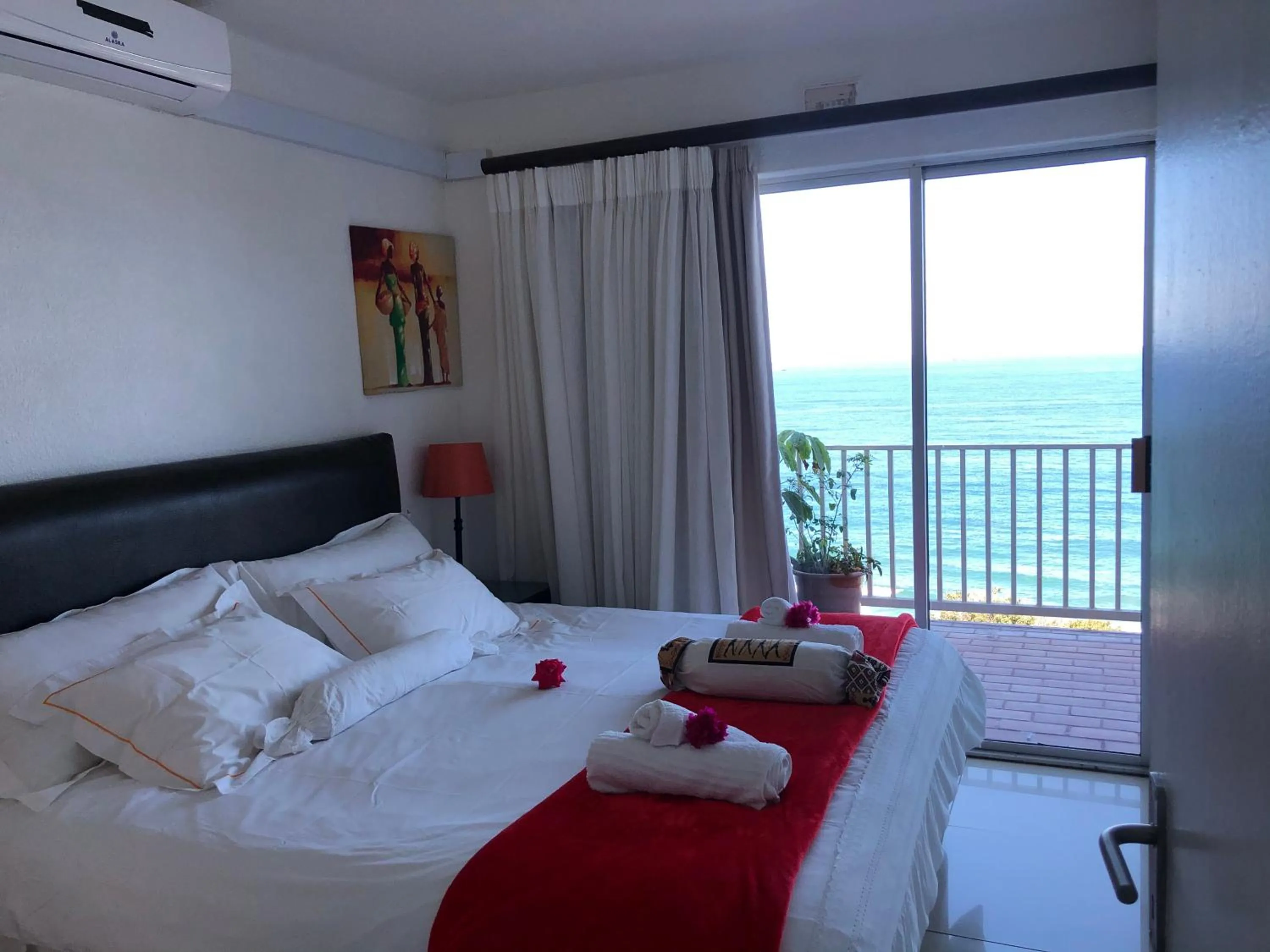 Bedroom, Bed in Sands Beach Breaks Umdloti Beach View