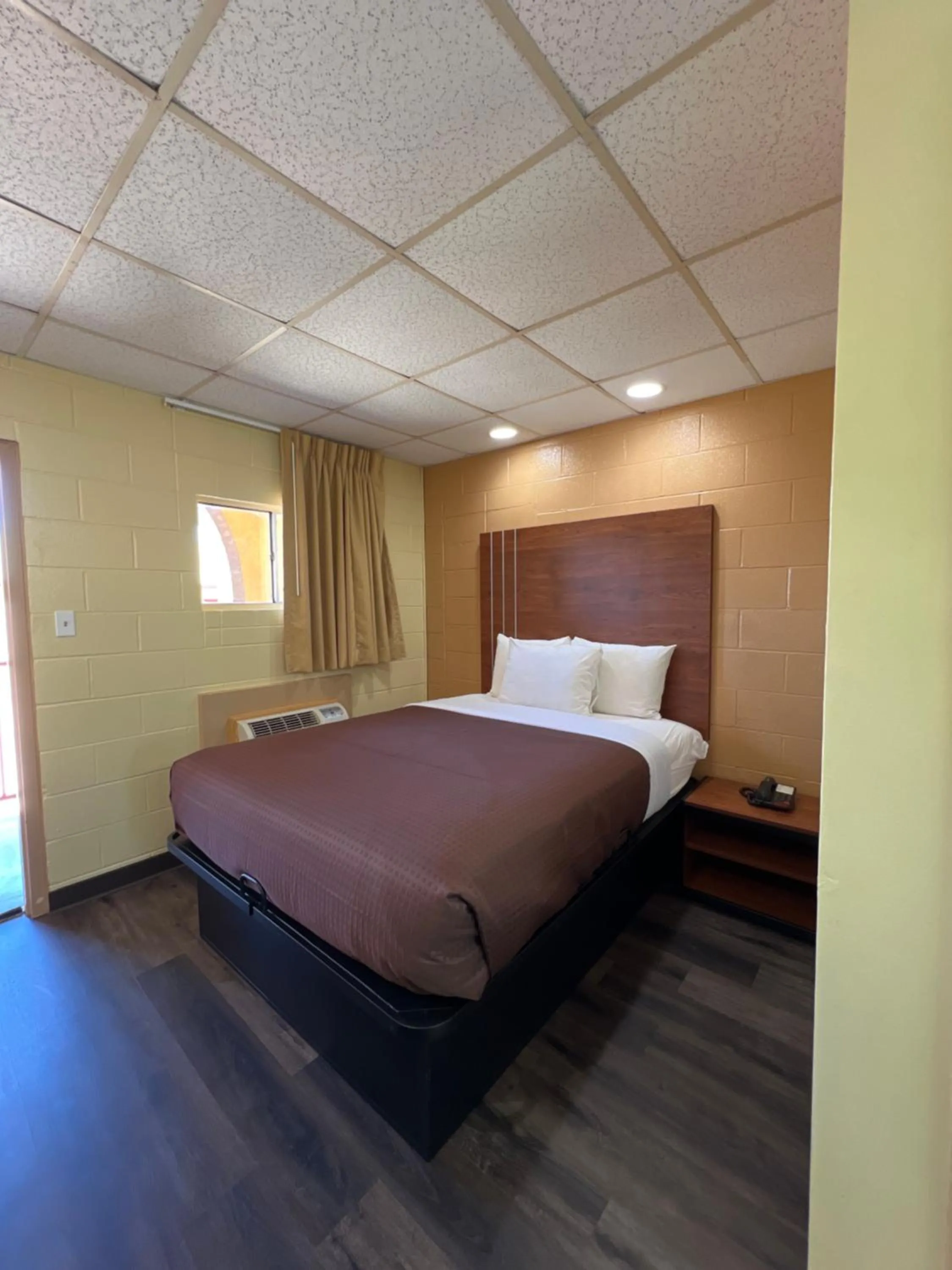 Bed in Executive Inn & Suites Near Lackland AFB