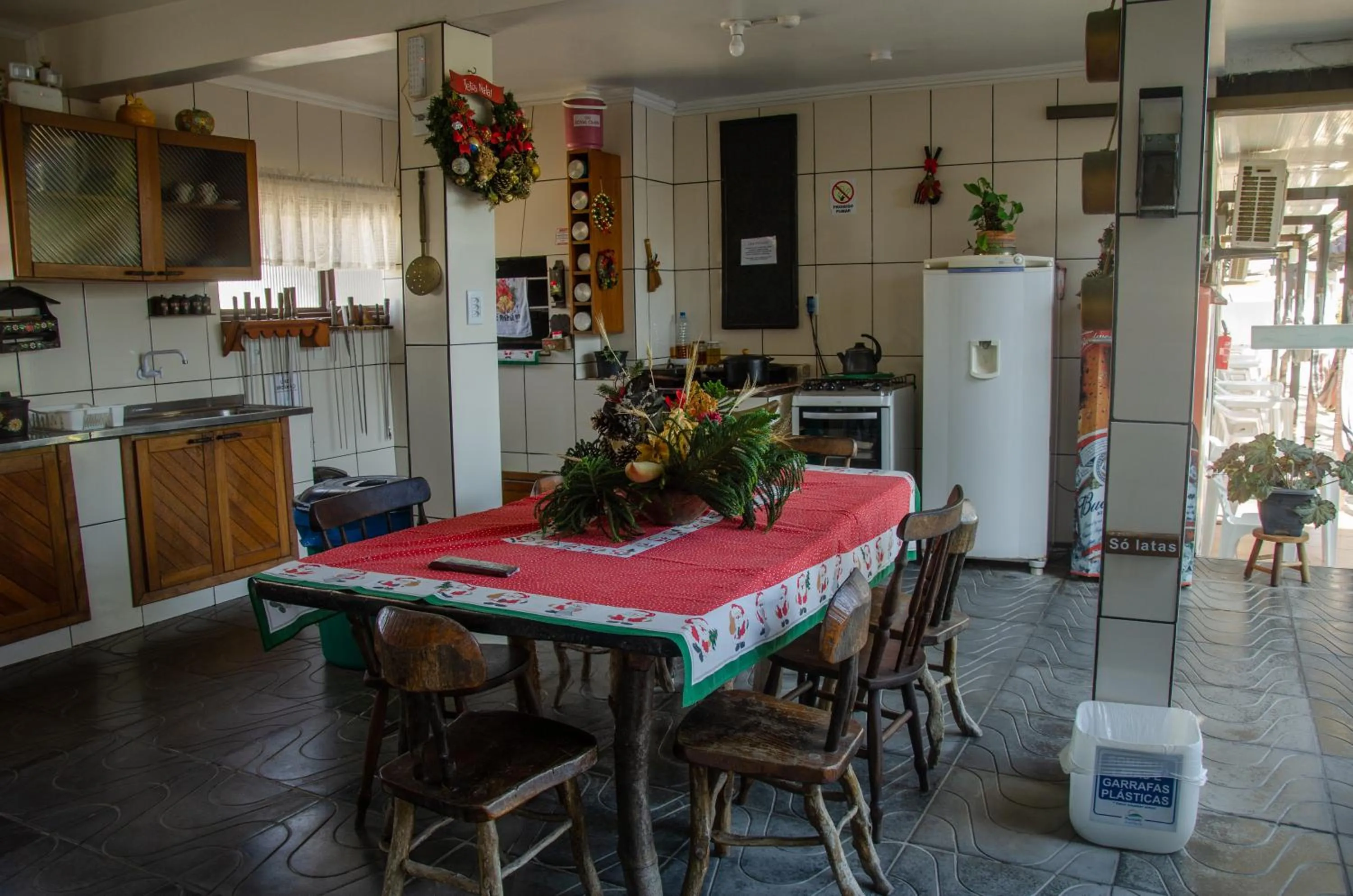 Communal kitchen in Pousada Aventura