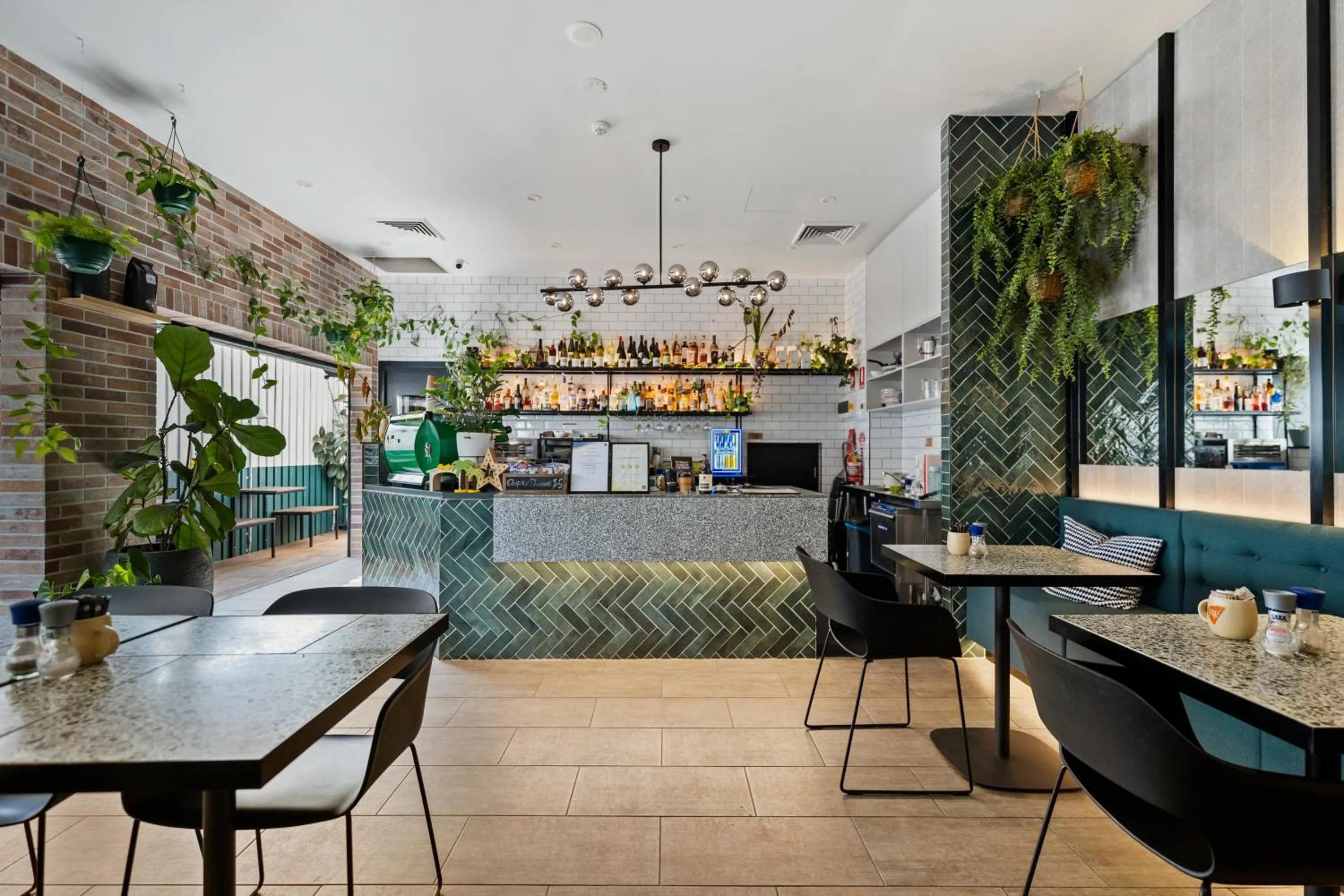 Lounge or bar in The Kingsford, an Ascend Collection Hotel