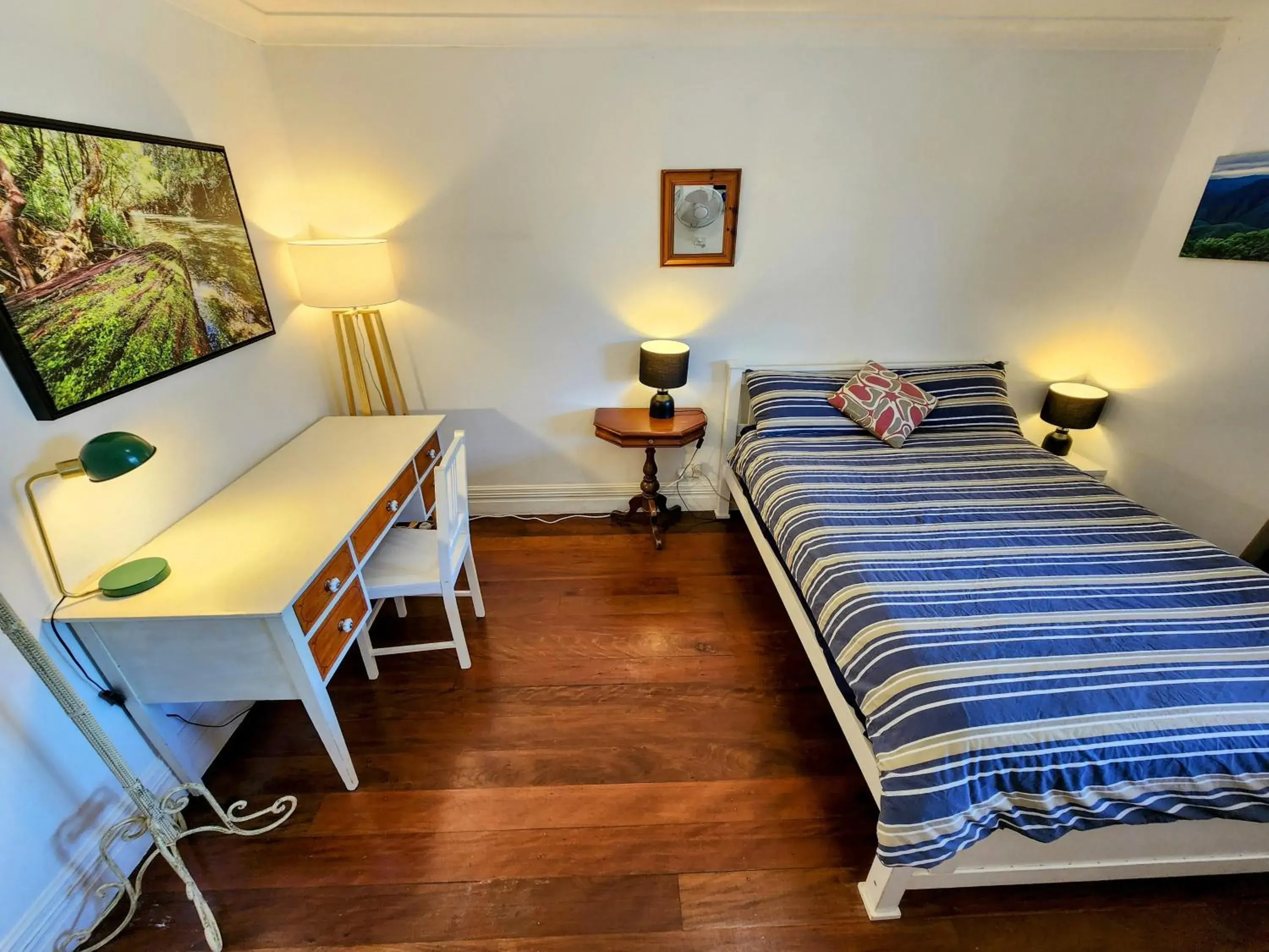 Double Room with Desk and Shared Bathroom in Bellingen Belfry Guesthouse Double Room with Desk and Shared Bathroom in Bellingen Belfry Guesthouse